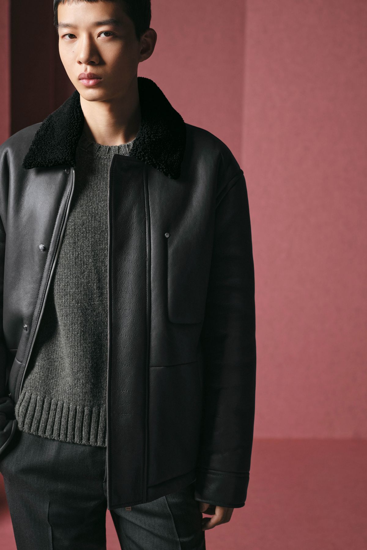 시어링 파카, 캐시미어 스웨터, 울 트윌 팬츠 모두 가격 미정 디올 맨.