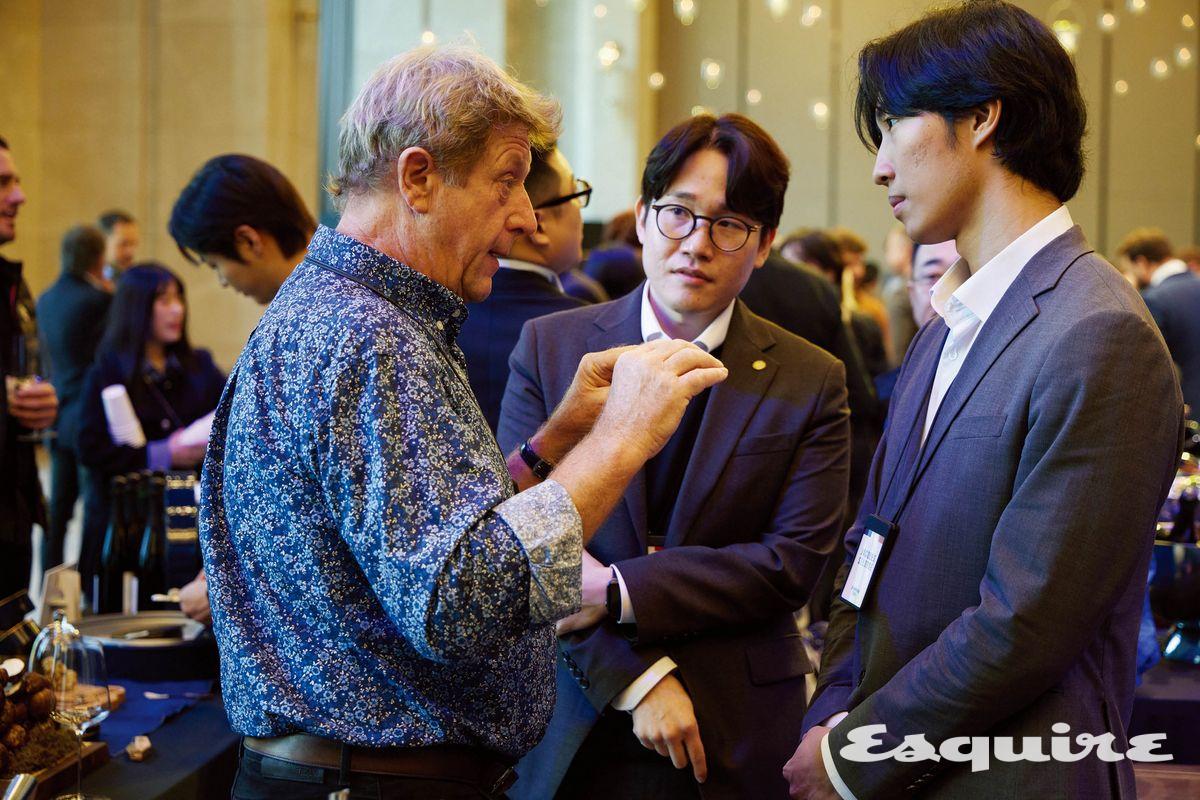 앙셀름 셀로스가 이날 서빙을 담당한 한국의 소믈리에들에게 무언가를 설명하고 있다.