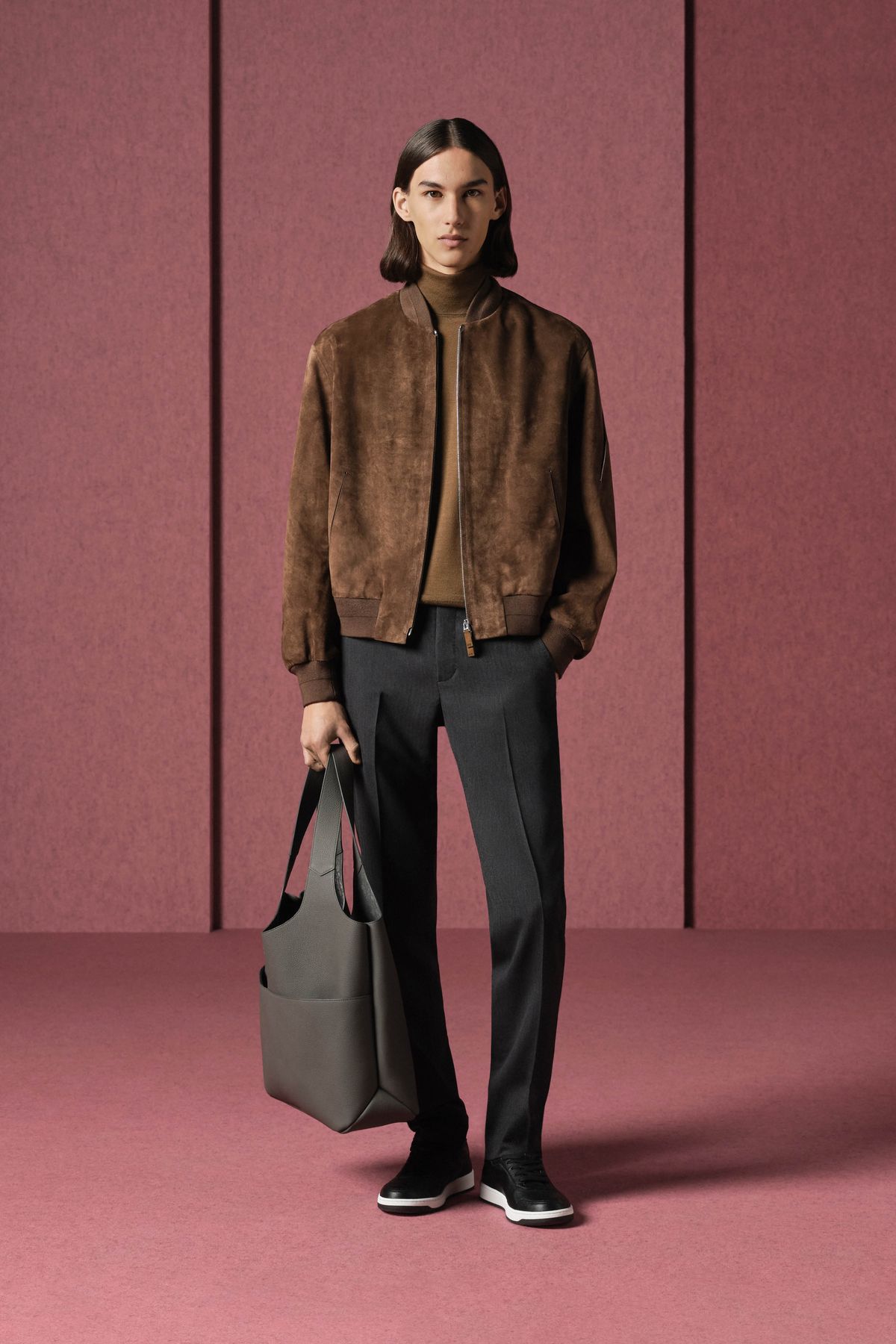 레더 보머 재킷, 캐시미어 롤넥 톱, 울 트윌 팬츠, B27 업타운 로톱 스니커즈, 디올 프리베 토트백 모두 가격 미정 디올 맨.