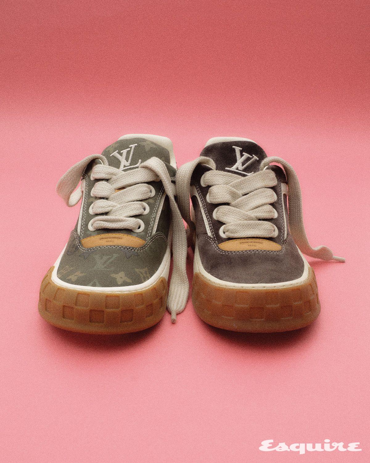 모노그램 서플러스 캔버스 LV 틸티드 스니커즈 171만원, 브라운 스웨이드 LV 틸티드 스니커즈 152만원 모두 루이 비통.