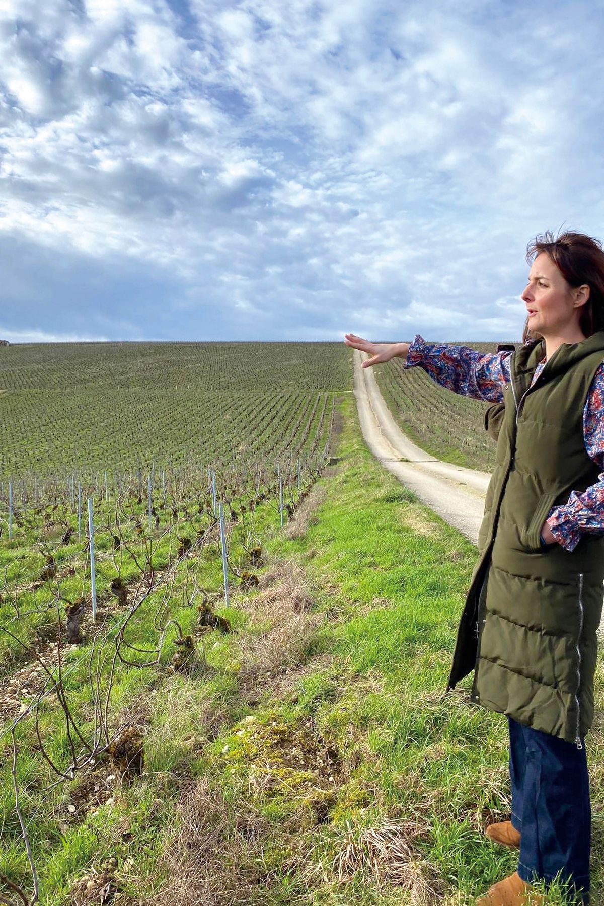 잔을 들어 장난 치고 있는 프레데릭 사바르. 포도가 가진 구조적 긴장감을 극대화하는 프레데릭 사바르 역시 비오디나믹 농법 생산자로 유명하다.