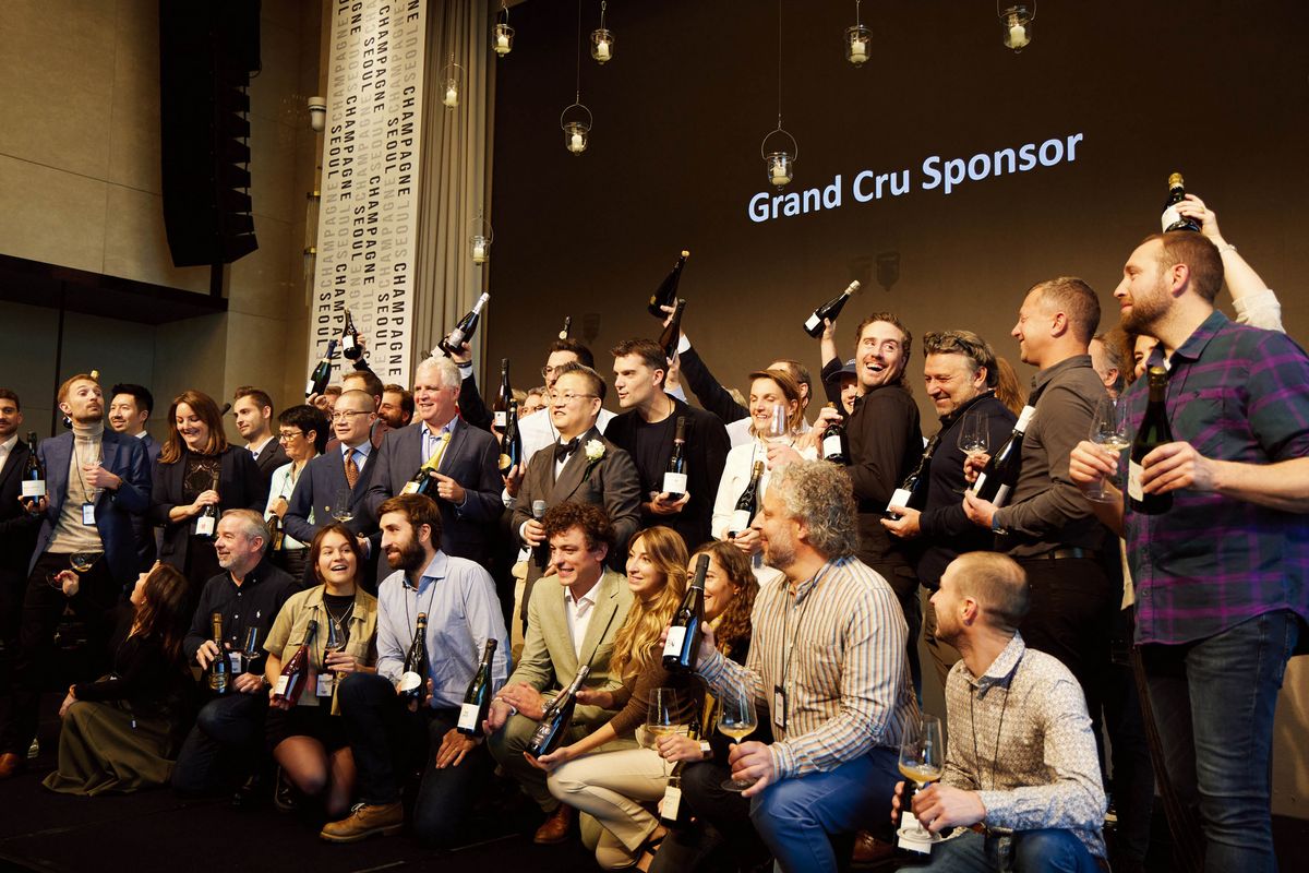 샴페인 서울 2025에 참가한 생산자들의 모습. 지면에서 볼 때 올리비에 크루그(가운데)의 왼쪽이 피터 리암, 오른쪽이 이준혁 대표다.