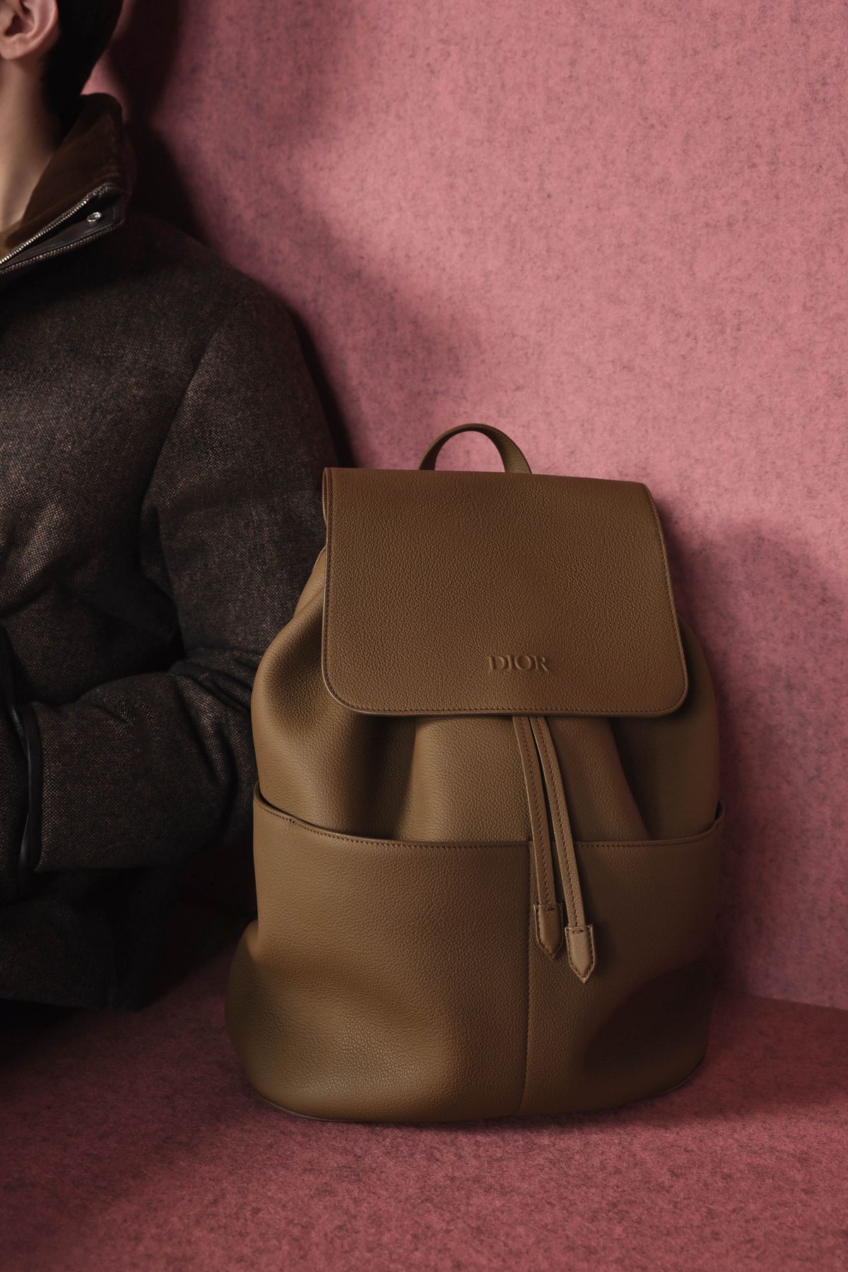 다운 재킷, 캐시미어 스웨터, 개버딘 팬츠, B27 업타운 로톱 스니커즈, 디올 프리베 백팩 모두 가격 미정 디올 맨. 