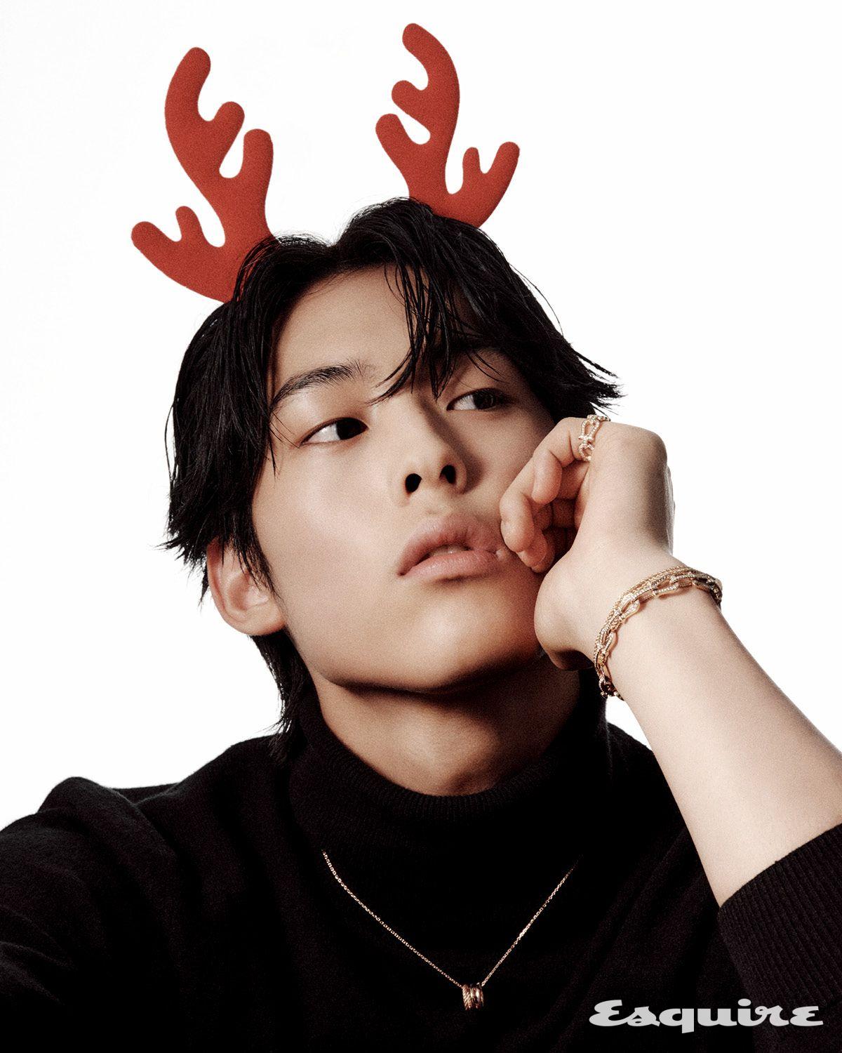 다이아몬드를 세팅한 옐로 골드 포스텐 링, 샹스 인피니 브레이슬릿, 포스텐 브레이슬릿, 포스텐 라이즈 네크리스 모두 가격 미정 프레드.