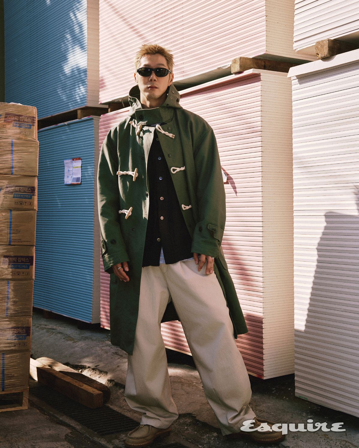 코튼 더플코트 엔지니어드 가먼츠. 블랙 셔츠 지용킴. 스트라이프 티셔츠 칼하츠. 팬츠 무신사 스탠다드. 슈즈 파라부트. 링 불가리. 선글라스 레이밴.