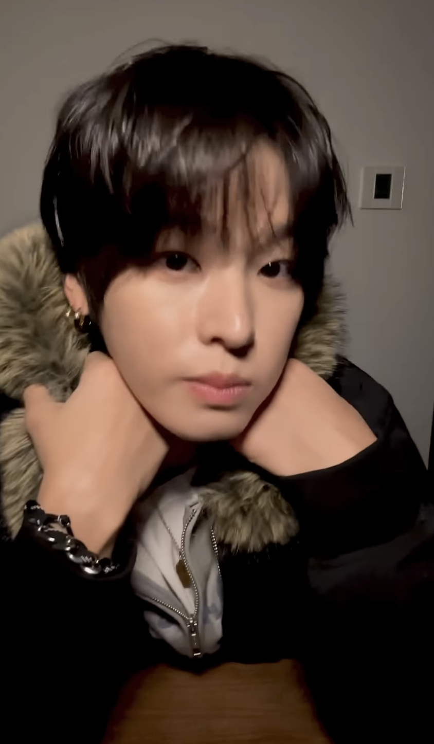 엔시티위시 리쿠가 입은 '그레일즈' 퍼 후드 / 출처: 인스타그램 @nctwish_official