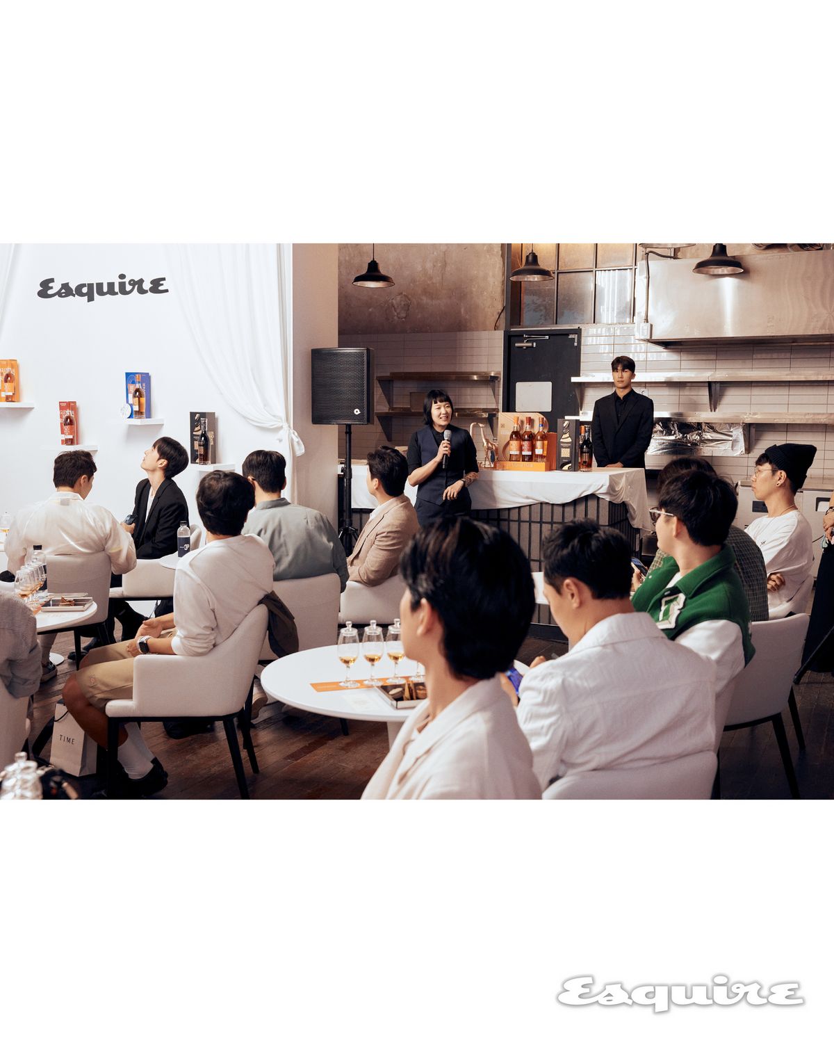 파티가 시작되기 전, 글렌모렌지 앰배서더가 진행한 마스터 클래스에서 브랜드 히스토리와 위스키 제조 과정, 각 라인업 소개는 물론 위스키를 더욱 깊이 있게 즐길 수 있는 페어링 시간까지 경험하며 에스콰이어 클럽 멤버 30인은 특별한 순간을 보냈다.