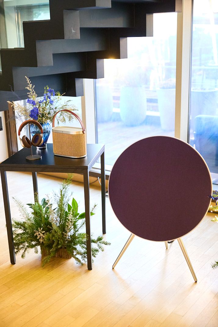 뱅앤올룹슨 센테니얼 컬렉션. 좌측부터 베오플레이 H100 센추리 브라운, 베오사운드 A5 센추리 위브, 베오사운드 A9 센추리 블루.