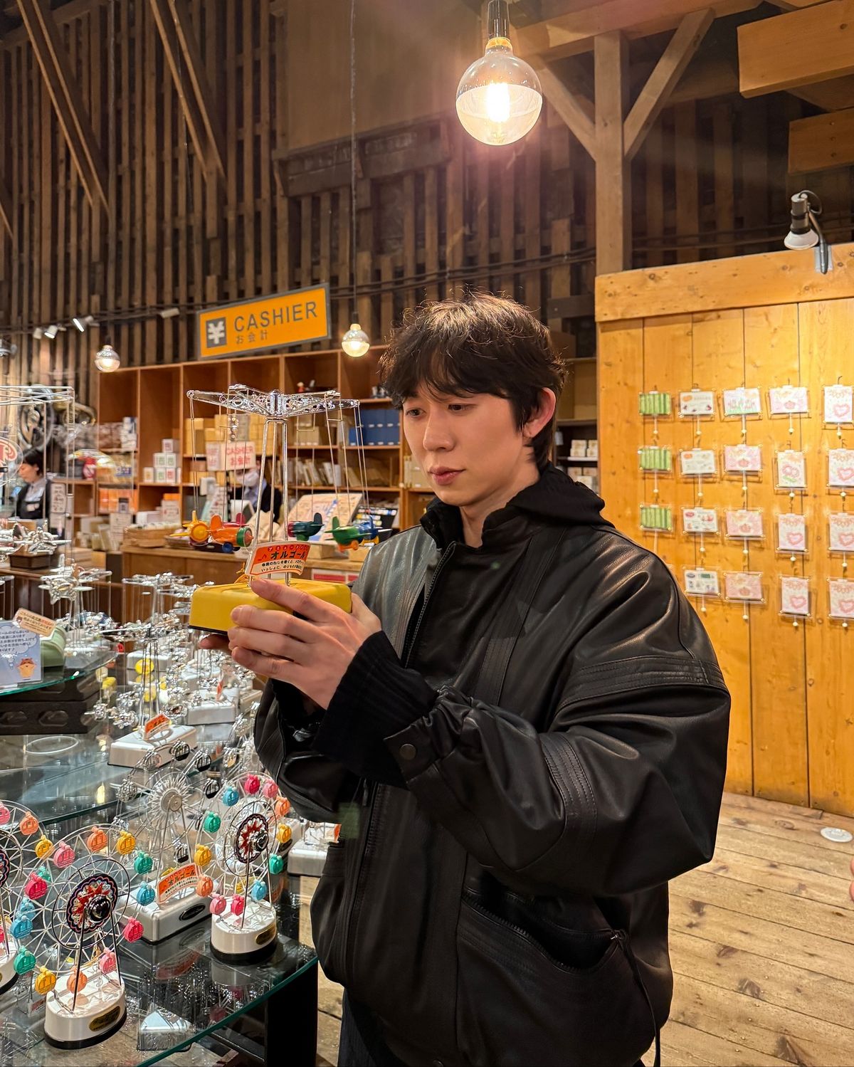 '옷잘알' 코드 쿤스트의 빈티지한 후디 스타일링 / 출처: 인스타그램 @code_kunst