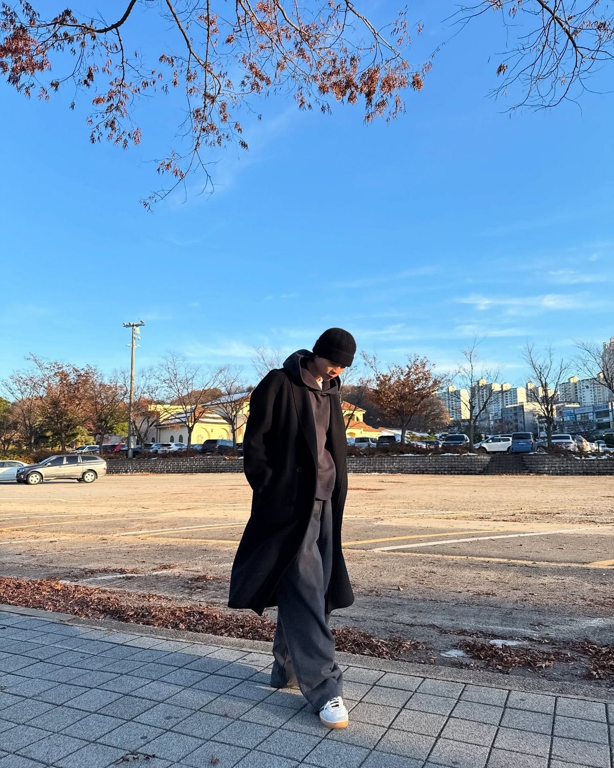 롱코트 안에 루즈한 후디를 매치한 쟈니 / 출처: 인스타그램 @johnnyjsuh