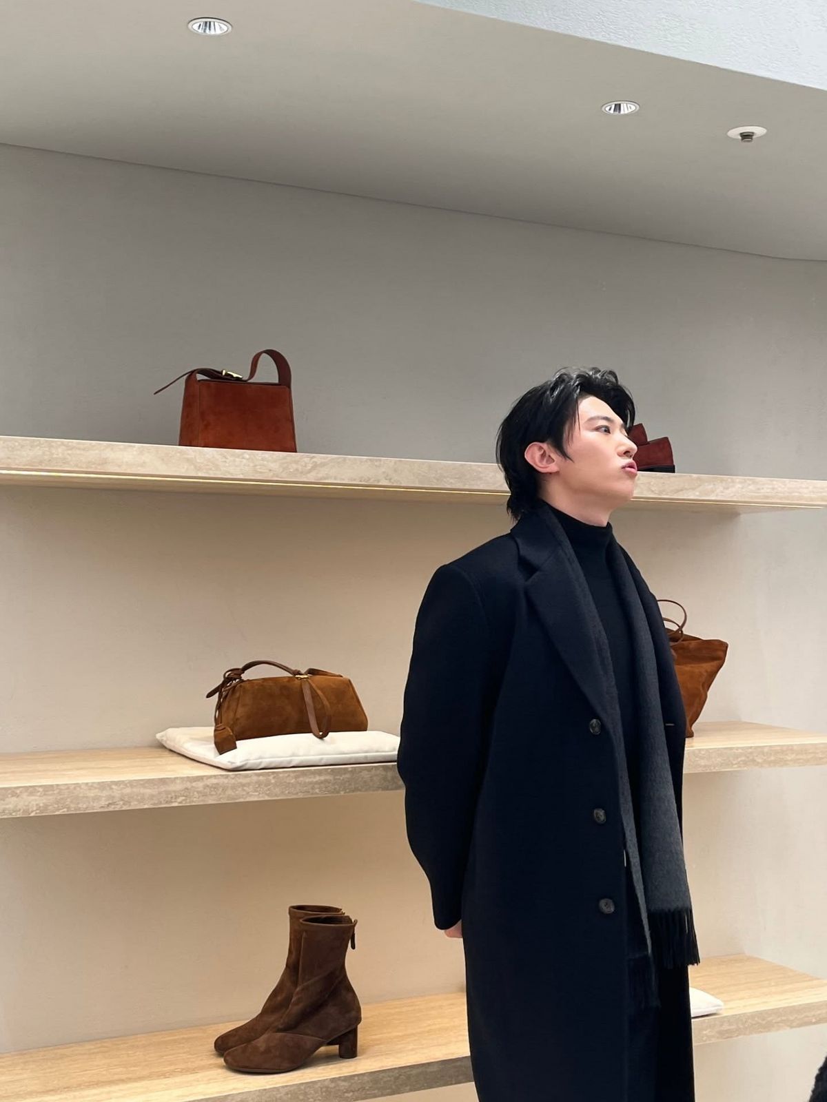 겨울 출근룩부터 데이트룩까지, 덱스의 올블랙 스타일링 / 출처: 인스타그램 @dex_xeb