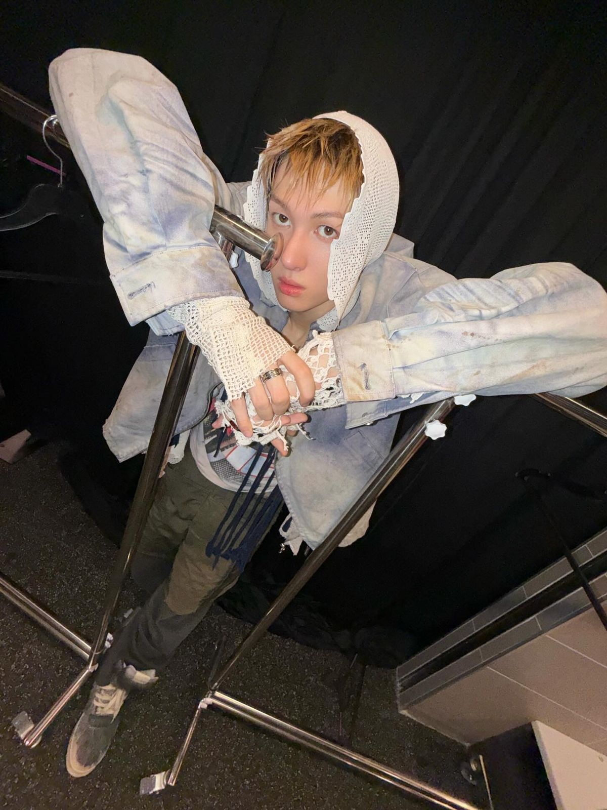 섬세한 레이스 후디로 개성 있게 연출한 코르티스 마틴 / 출처: 인스타그램 @cortis