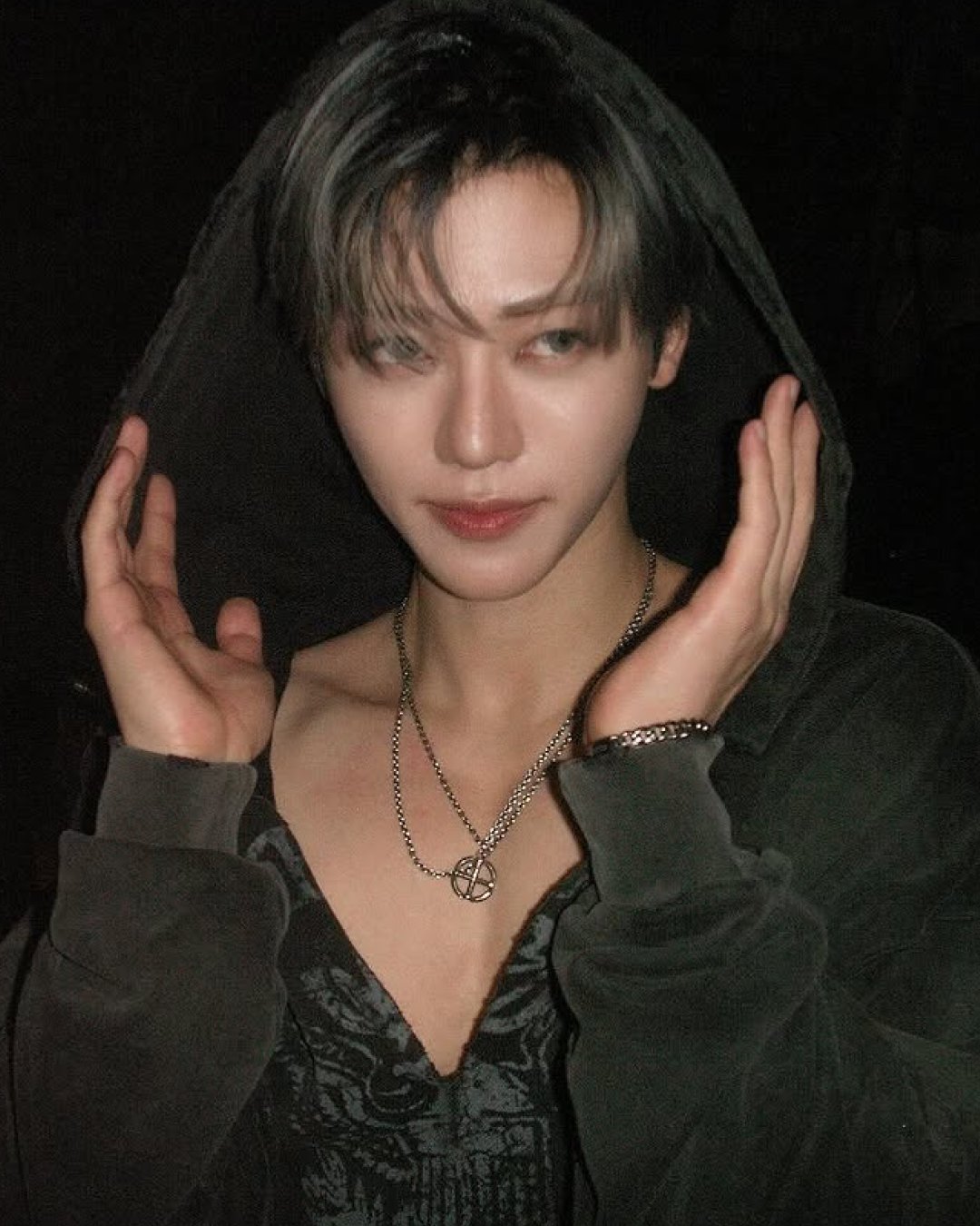 과감한 디자인의 딥 브이넥 후디 스타일링을 보여준 엔시티 드림의 재민/ 인스타그램 @na.jaemin0813