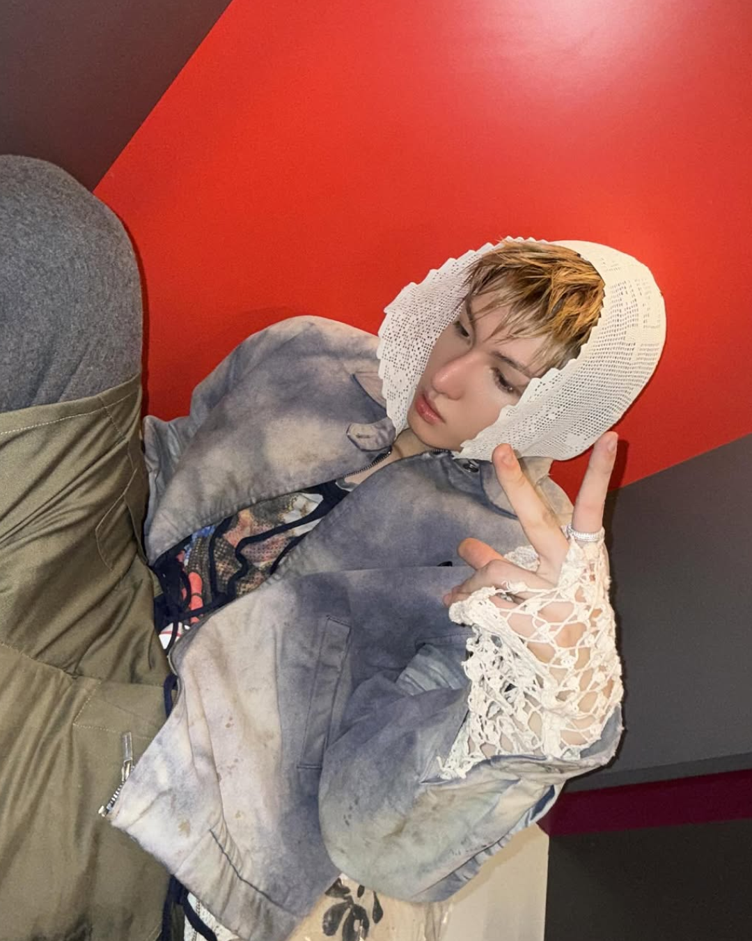 크로셰 후디를 착용한 코르티스 마틴/ 인스타그램 @cortis