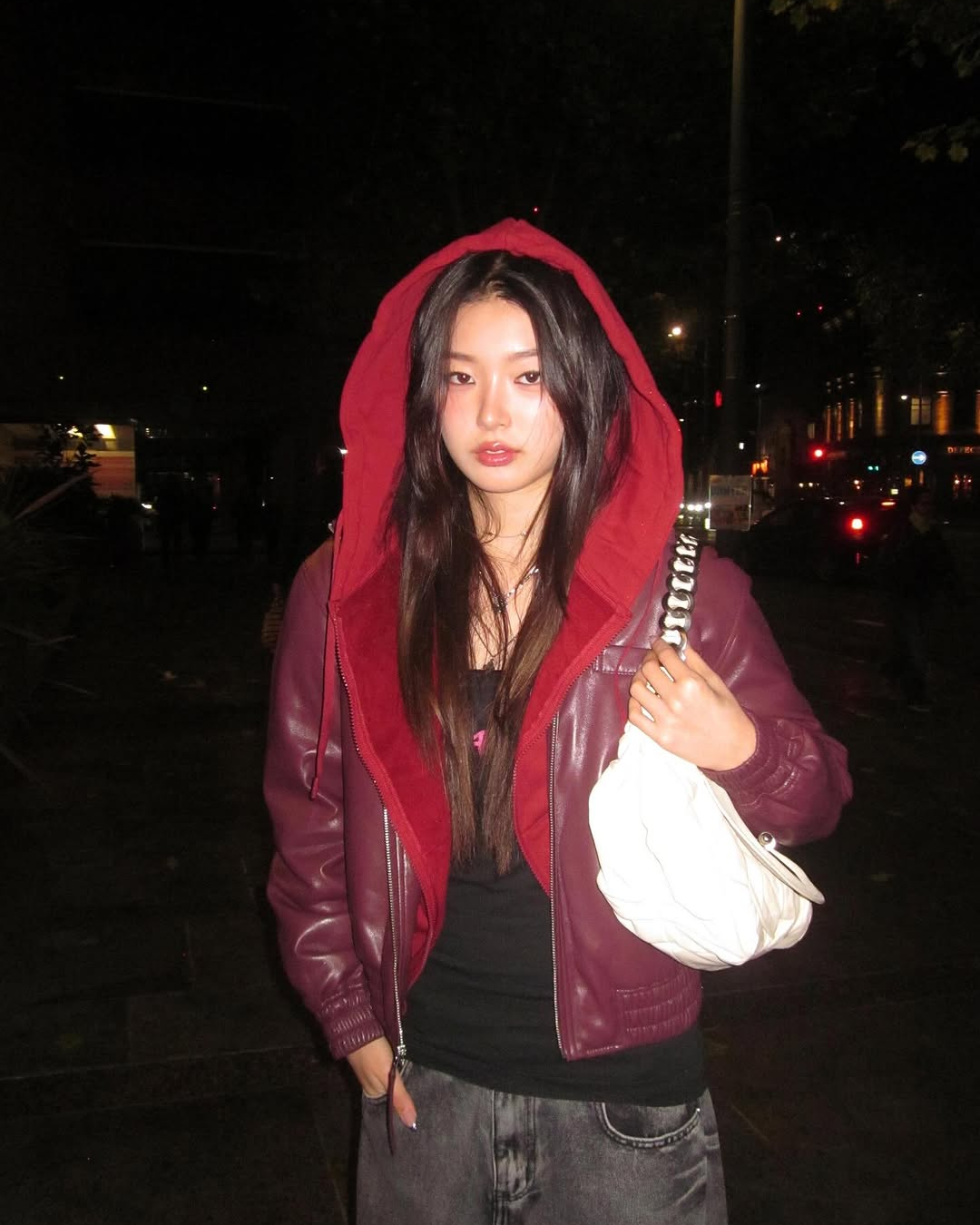 캣츠아이 윤채의 시크한 레드 후디 스타일/ 인스타그램 @y0on_cha3/