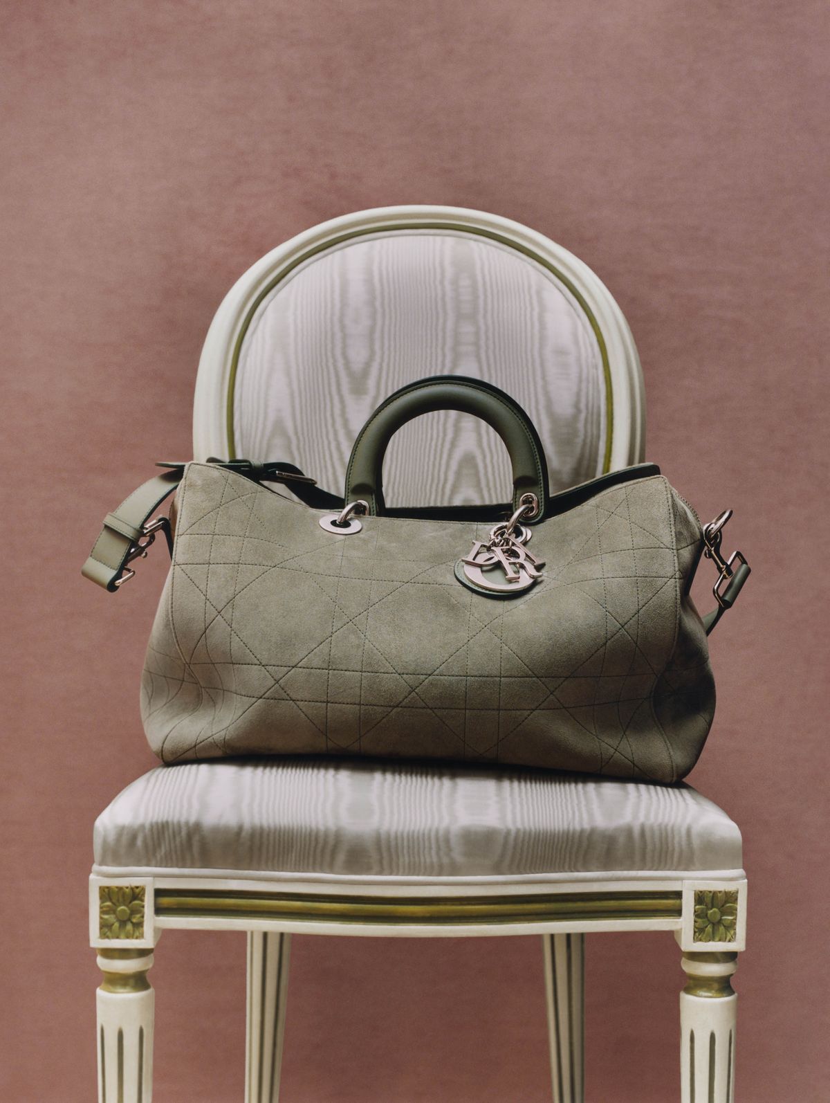 그린 까나쥬 스웨이드 디올 그랑빌 남성 라지 더블 백 가격 미정 디올.