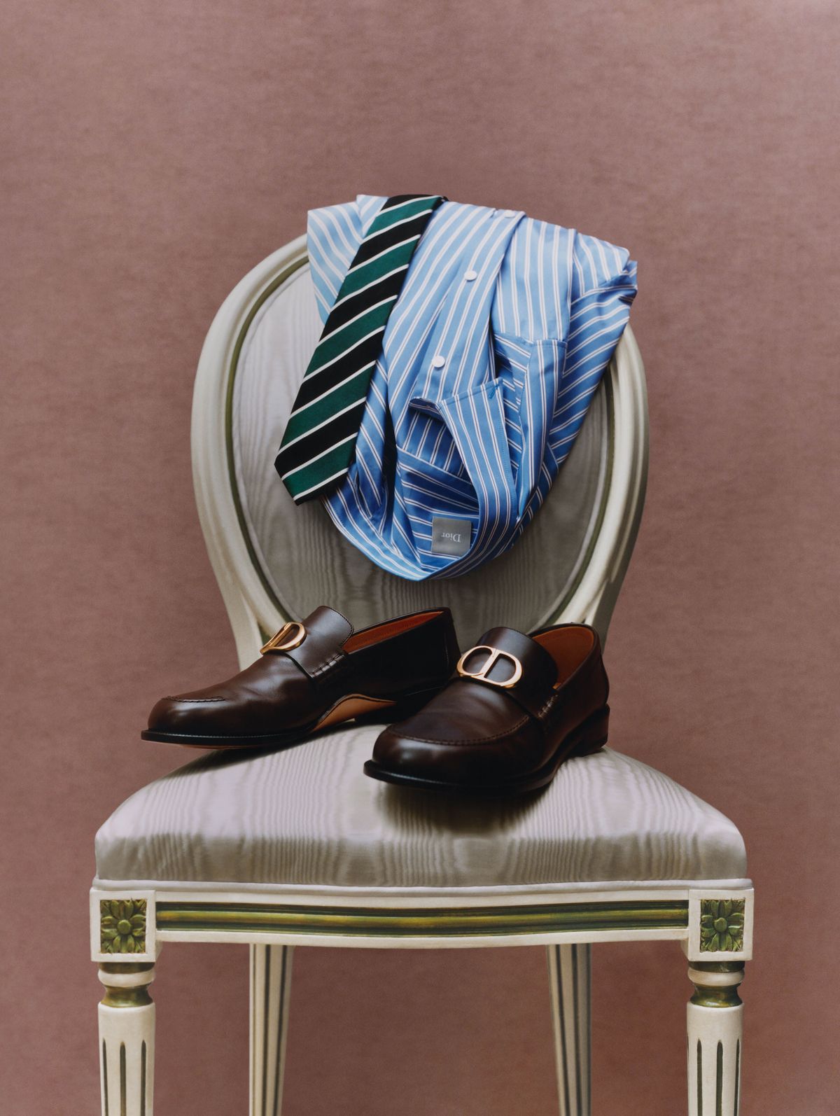 디올 크래프티 엠브로이더리의 블루 스트라이프 코튼 포플린 남성 셔츠, 실크 디올 레지멘탈 남성 타이, 브라운 카프스킨의 디올 아치 남성 로퍼 모두 가격 미정 디올.