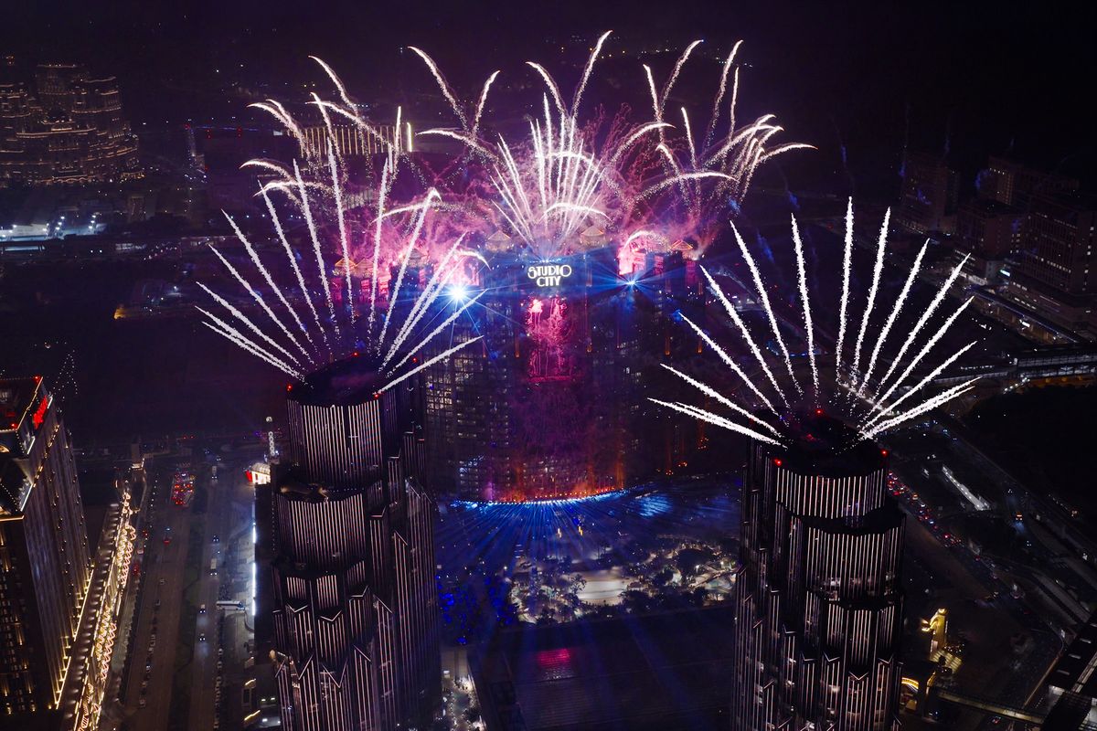 밤하늘을 수놓은 스튜디오 시티 마카오의 불꽃놀이.