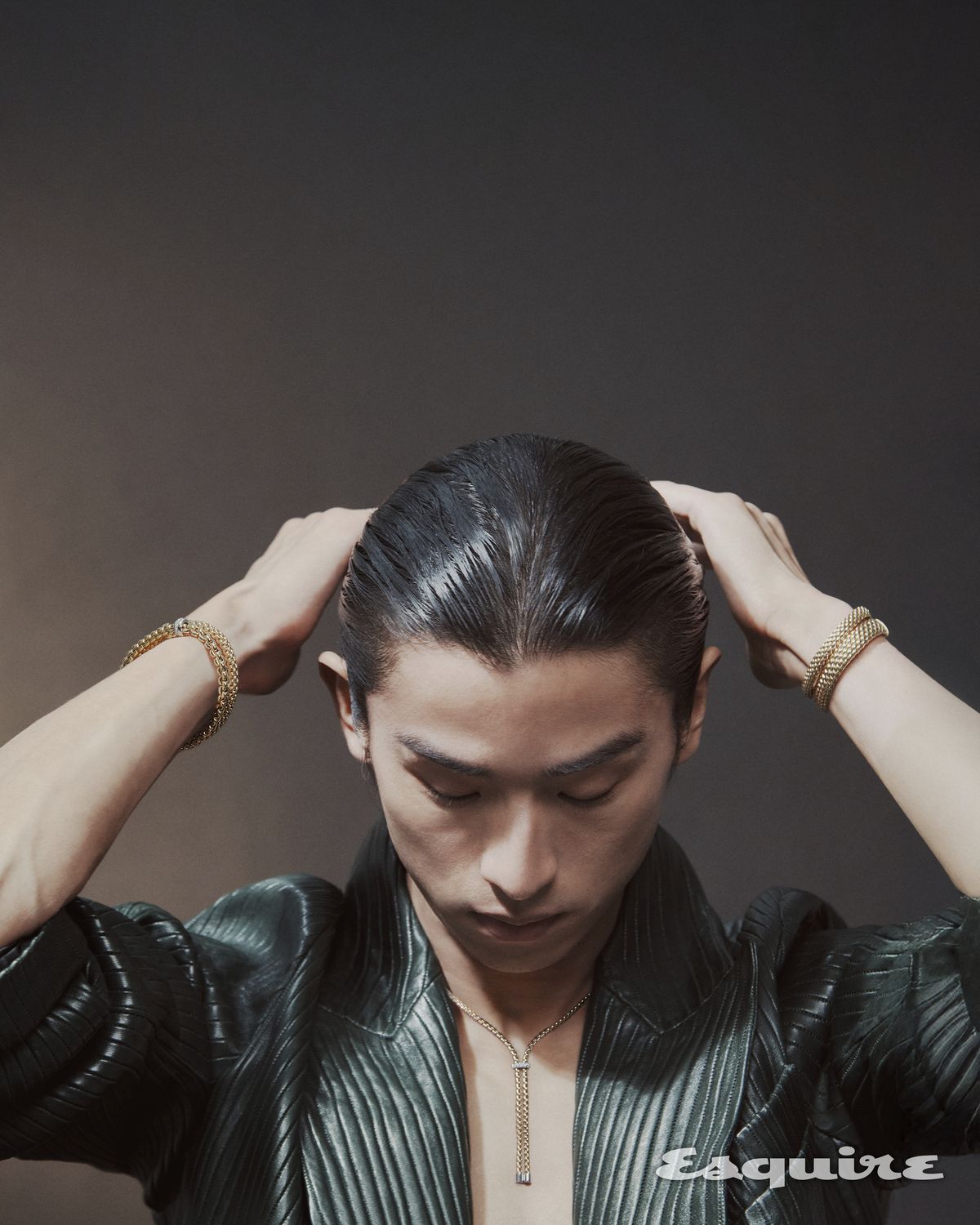 드롭 실루엣의 옐로 골드 에카 네크리스 900만원대. (오른팔) 다이아몬드 론델을 세팅한 옐로 골드 에카 브레이슬릿 900만원대, 옐로 골드 솔로 브레이슬릿 600만원대. (왼팔) 옐로 골드 방돔 브레이슬릿 900만원대, 노베첸토 메시가 한층 슬림해진 옐로 골드 파노라마 브레이슬릿 1000만원대 모두 포페. 레더 재킷 가격 미정 아미리.