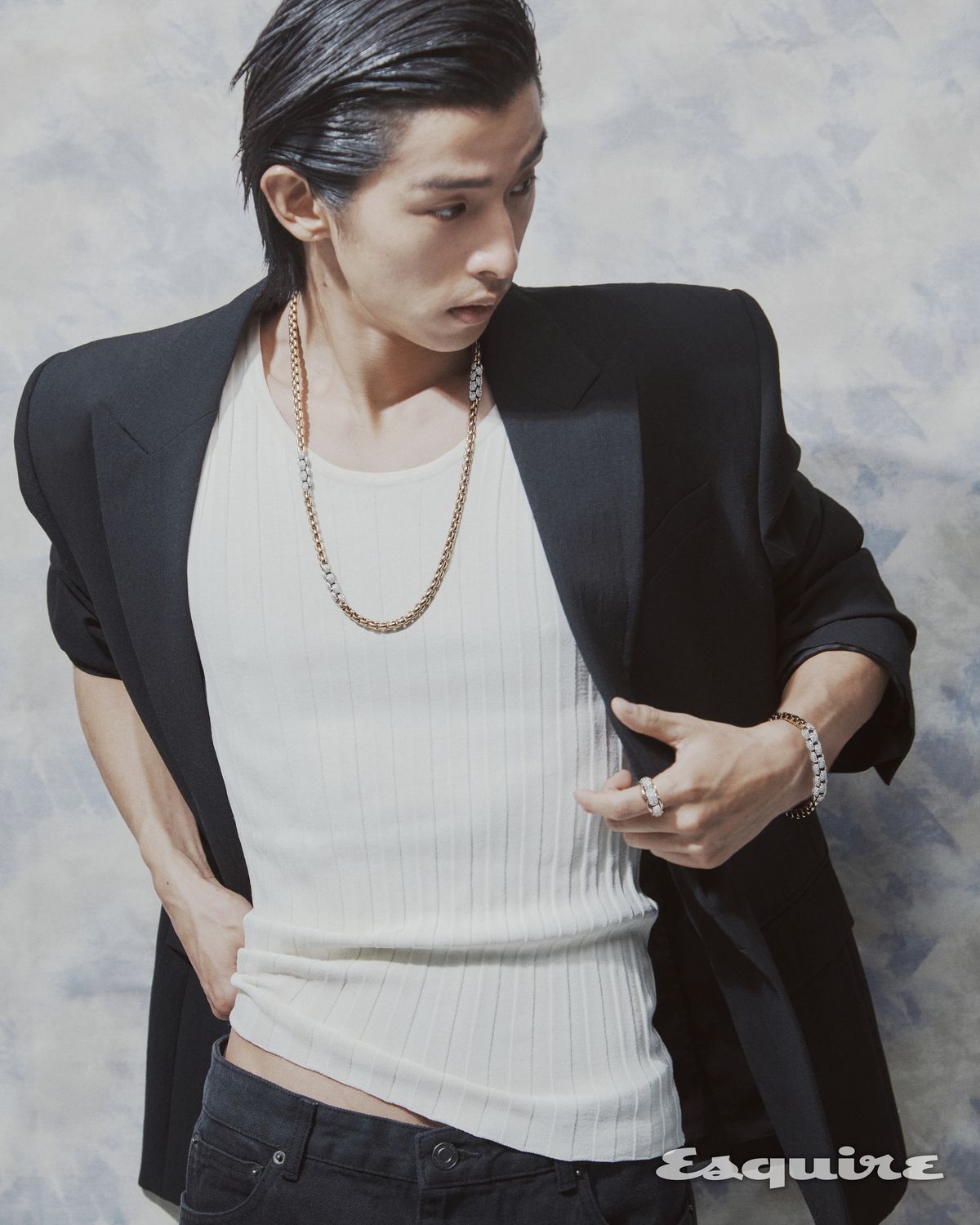 다이아몬드를 파베 세팅한 로즈 골드 에카 네크리스 7800만원대, 로즈 골드 에카 브레이슬릿 4400만원대, 로즈 골드 에카 링 1200만원대 모두 포페. 재킷 가격 미정 준지. 슬리브리스 톱 22만8000원, 데님 팬츠 33만5000원 모두 렉토.