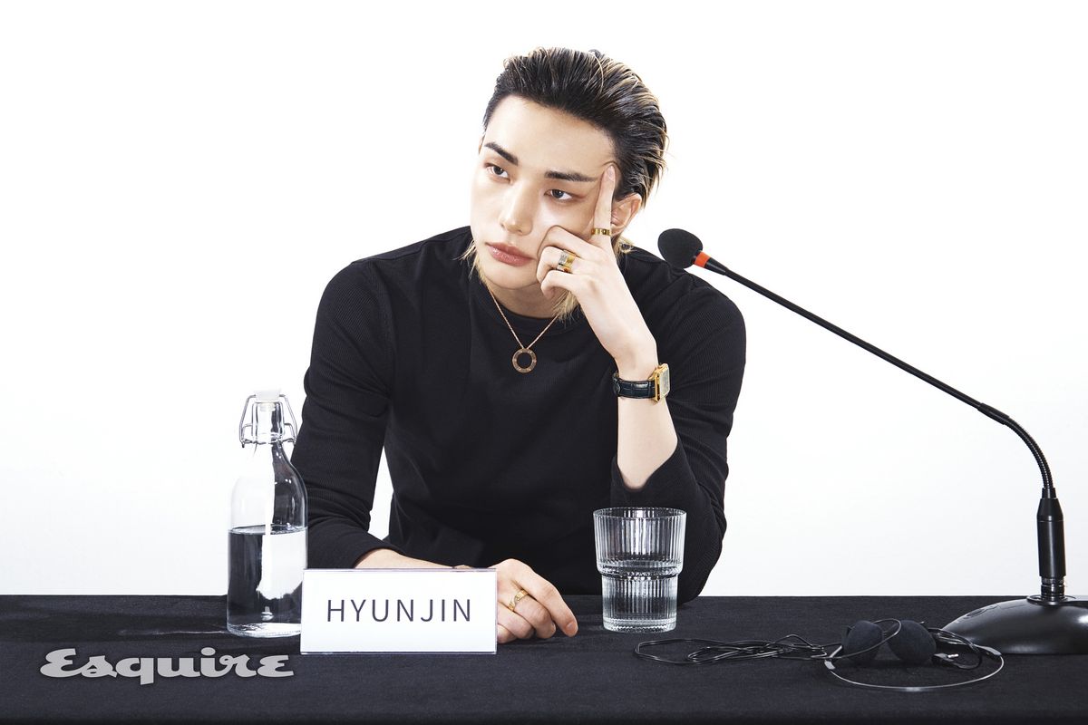 왼손에 찬 옐로 골드 케이스 산토스 드 까르띠에 워치, 왼손 검지에 낀 옐로 골드 LOVE 링, 왼손 약지에 낀 화이트 골드 LOVE 언리미티드 링, 옐로 골드 LOVE 언리미티드 링, 오른손에 찬 핑크 골드와 다이아몬드가 파베 세팅으로 조화를 이룬 LOVE 브레이슬릿(클래식 모델), 오른손 중지에 낀 옐로 골드 LOVE 링, 핑크 골드 LOVE 네크리스, 핑크 골드 LOVE 이어링 모두 까르띠에.