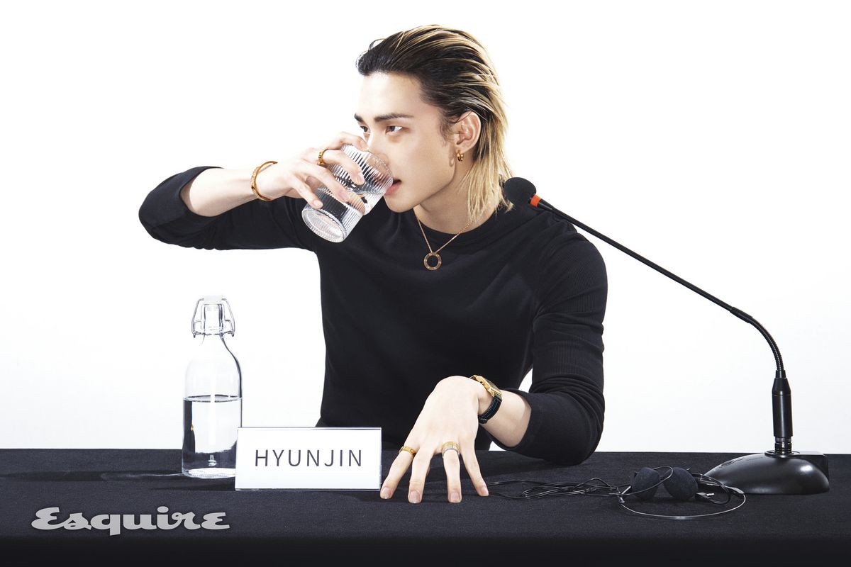 왼손에 찬 옐로 골드 케이스 산토스 드 까르띠에 워치, 왼손 검지에 낀 옐로 골드 LOVE 링, 왼손 약지에 낀 화이트 골드 LOVE 언리미티드 링, 옐로 골드 LOVE 언리미티드 링, 오른손에 찬 핑크 골드와 다이아몬드가 파베 세팅으로 조화를 이룬 LOVE 브레이슬릿(클래식 모델), 오른손 중지에 낀 옐로 골드 LOVE 링, 핑크 골드 LOVE 네크리스, 핑크 골드 LOVE 이어링 모두 까르띠에.