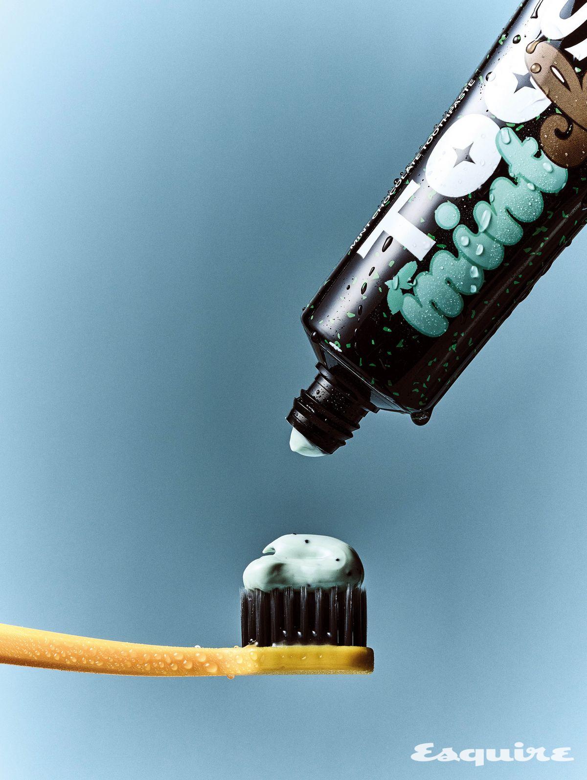 자일리톨과 숯 성분을 더한 감각적인 튜브형 치약 민트초코 80g/약 1만2000원 투스티. 재활용 플라스틱 손잡이에 숯 성분을 적용해 지속 가능성을 더한 리사이클 칫솔 가격 미정 그린. 