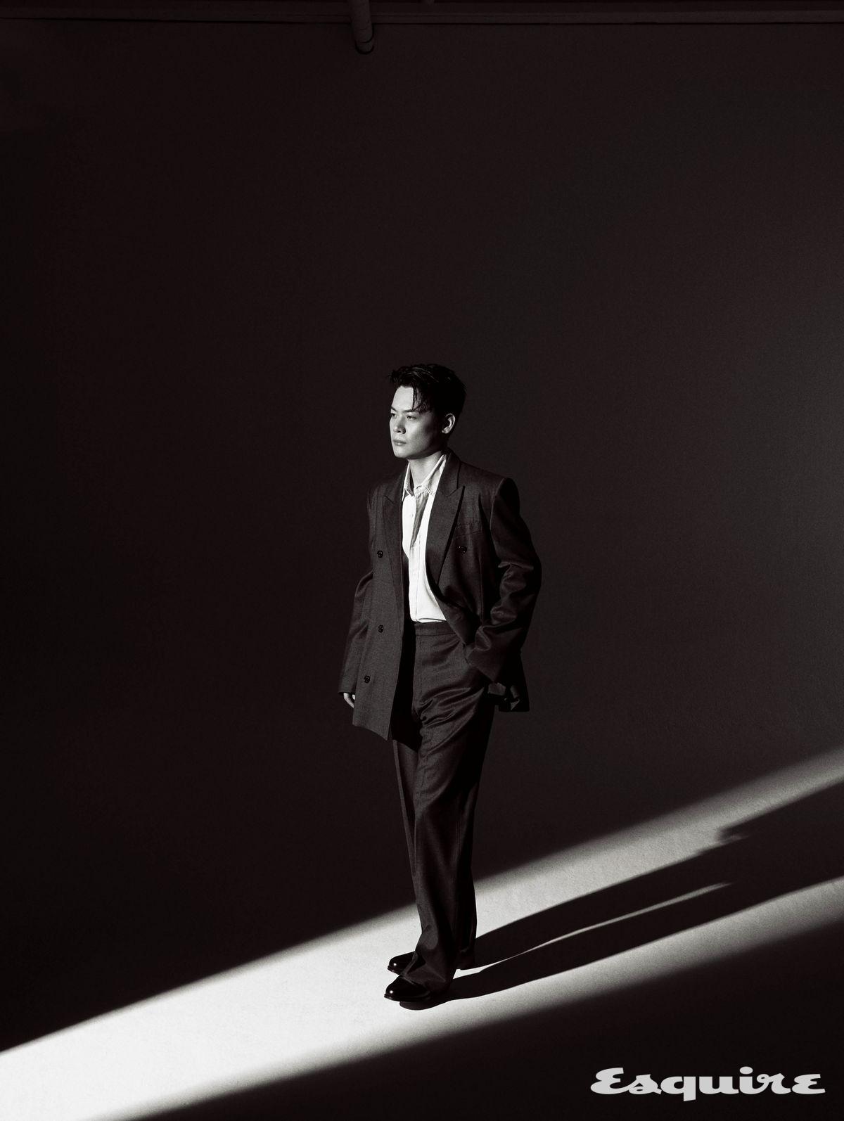 더블브레스티드 재킷, 팬츠 모두 잉크. 로퍼 크로켓앤존스 by 유니페어. 셔츠 스타일리스트 소장품.