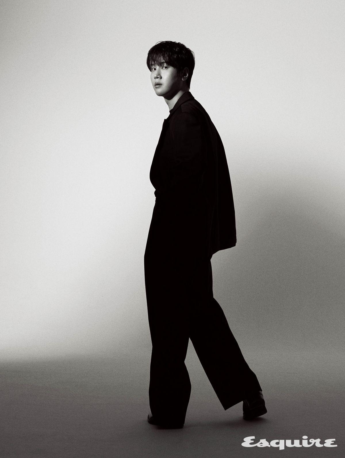 부츠 크로켓앤존스 by 유니페어. 더블브레스티드 재킷, 팬츠, 톱 모두 스타일리스트 소장품.