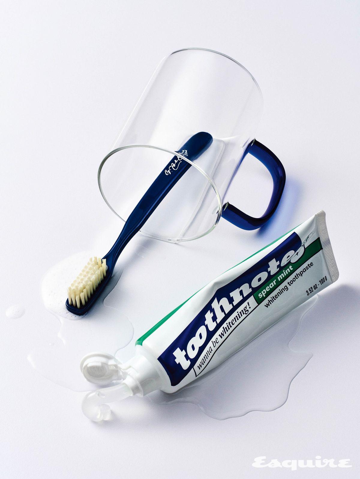 자연 유래 성분이 미백을 돕고 스피어민트 향이 산뜻함을 남기는 데일리 치약 100g/2만4000원 투스노트. 부드러운 칫솔모로 잇몸 자극을 최소화한 클래식 디자인 칫솔 1만6000원 카피타노 1905.