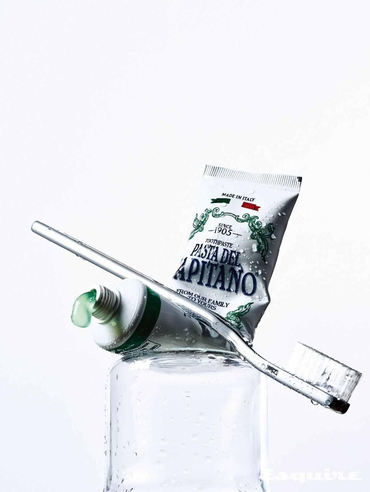 허브 추출물과 천연 유래 성분으로 구강 청결을 유지하는 파라벤 프리 치약 75mL/2만2000원 카피타노 1905. 헤드 전체를 순은으로 마감해 물과 접촉 시 활성 이온을 방출하는 칫솔 1만원대 피아베. 