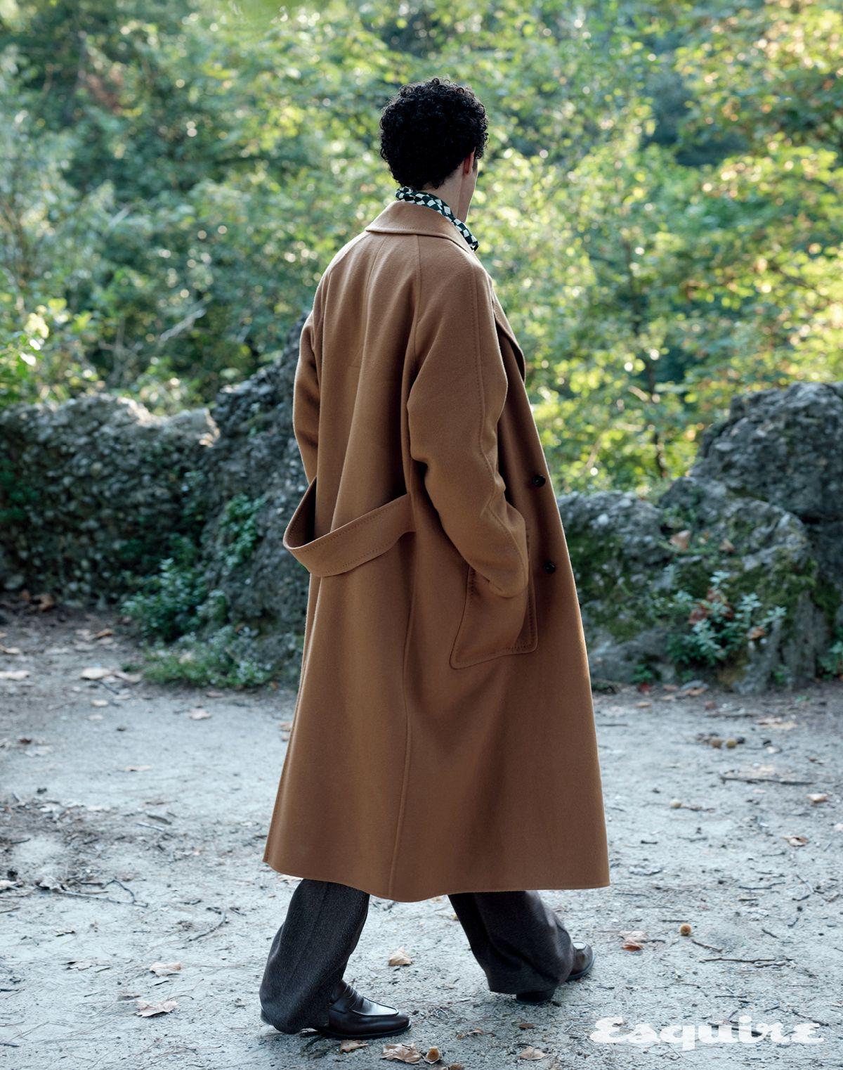 코트, 팬츠, 슈즈 모두 로로피아나. 스카프 스타일리스트 소장품.