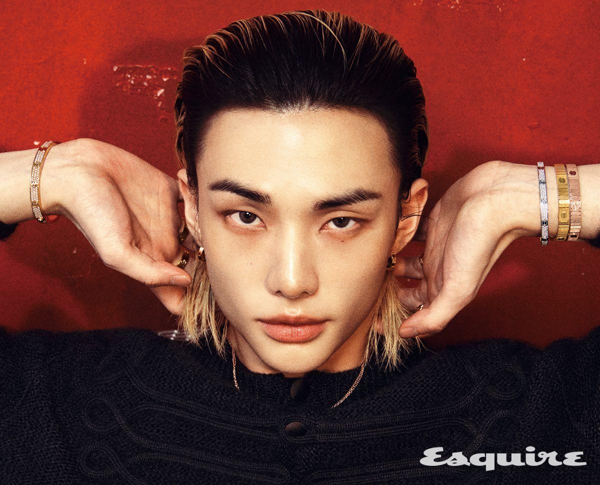 왼손에 찬 화이트 골드와 브릴리언트 컷 다이아몬드가 파베 세팅으로 조화를 이룬 LOVE 브레이슬릿(미디엄 모델), 옐로 골드 LOVE 언리미티드 브레이슬릿, 핑크 골드 LOVE 언리미티드 브레이슬릿, 왼손 검지에 낀 핑크 골드 클래쉬 드 까르띠에 링, 왼손 약지에 낀 화이트 골드 LOVE 언리미티드 링, 옐로 골드 LOVE 언리미티드 링, 오른손에 찬 핑크 골드와 다이아몬드가 파베 세팅으로 조화를 이룬 LOVE 브레이슬릿(클래식 모델), 오른손 중지에 낀 옐로 골드 LOVE 링, 오른손 약지에 낀 옐로 골드 LOVE 링, 핑크 골드와 브릴리언트 컷 다이아몬드가 조화를 이룬 LOVE 네크리스, 핑크 골드 LOVE 이어링 모두 까르띠에.