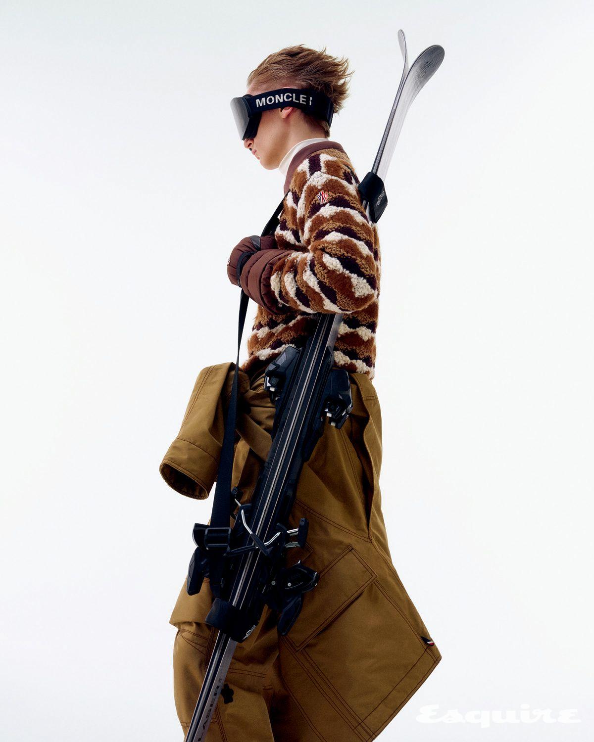 스웨터, 터틀넥 톱, 스키 슈트, 고글, 글러브, 스키 모두 몽클레르 그레노블.