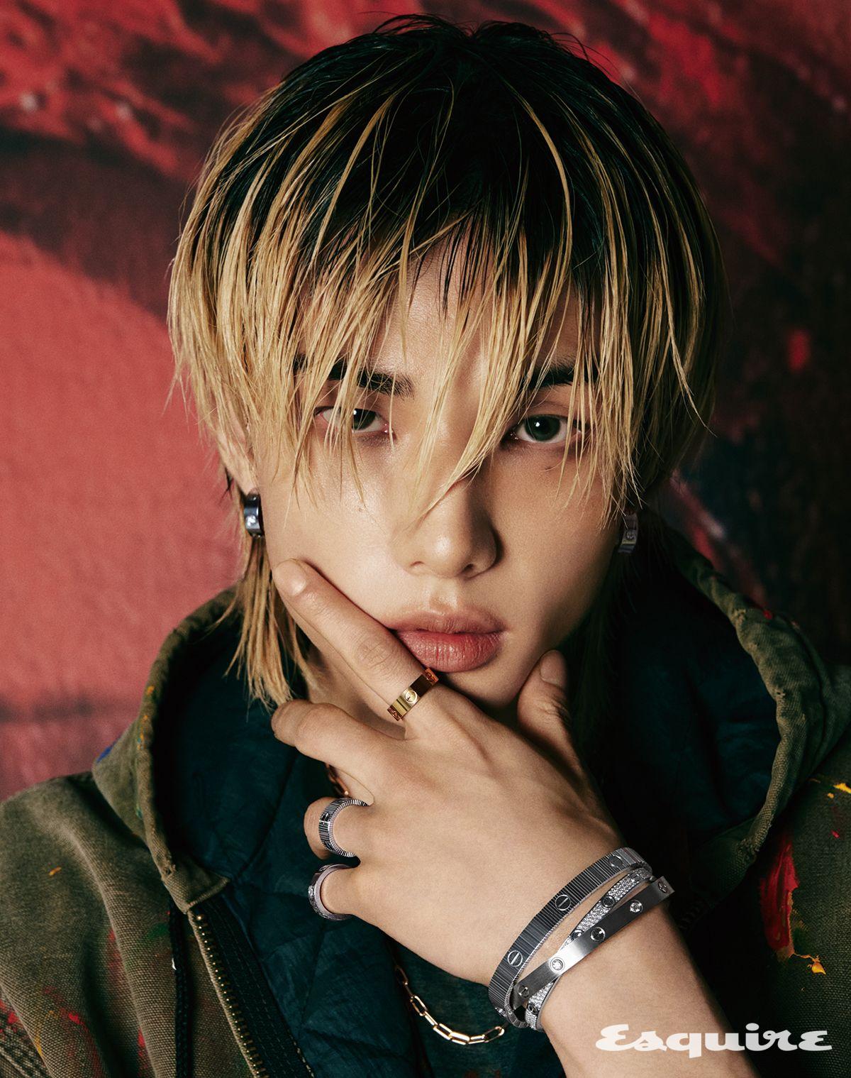 화이트 골드와 브릴리언트 컷 다이아몬드가 파베 세팅으로 조화를 이룬 LOVE 브레이슬릿(미디엄 모델), 화이트 골드 LOVE 언리미티드 브레이슬릿, 브러시드 화이트 골드와 브릴리언트 컷 다이아몬드가 조화를 이룬 LOVE 브레이슬릿(클래식 모델), 검지에 낀 옐로 골드 LOVE 링, 약지에 낀 화이트 골드 LOVE 언리미티드 링, 소지에 낀 화이트 골드와 브릴리언트 컷 다이아몬드가 조화를 이룬 LOVE 링, 핑크 골드 산토스 드 까르띠에 네크리스(스몰 모델), 화이트 골드와 다이아몬드가 조화를 이룬 LOVE 이어링(클래식 모델) 모두 까르띠에.