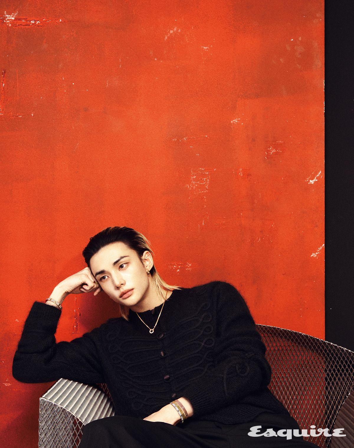 왼손에 찬 화이트 골드와 브릴리언트 컷 다이아몬드가 파베 세팅으로 조화를 이룬 LOVE 브레이슬릿(미디엄 모델), 옐로 골드 LOVE 언리미티드 브레이슬릿, 핑크 골드 LOVE 언리미티드 브레이슬릿, 왼손 검지에 낀 핑크 골드 클래쉬 드 까르띠에 링, 왼손 약지에 낀 화이트 골드 LOVE 언리미티드 링, 옐로 골드 LOVE 언리미티드 링, 오른손에 찬 핑크 골드와 다이아몬드가 파베 세팅으로 조화를 이룬 LOVE 브레이슬릿(클래식 모델), 오른손 중지에 낀 옐로 골드 LOVE 링, 오른손 약지에 낀 옐로 골드 LOVE 링, 핑크 골드와 브릴리언트 컷 다이아몬드가 조화를 이룬 LOVE 네크리스, 핑크 골드 LOVE 이어링 모두 까르띠에.