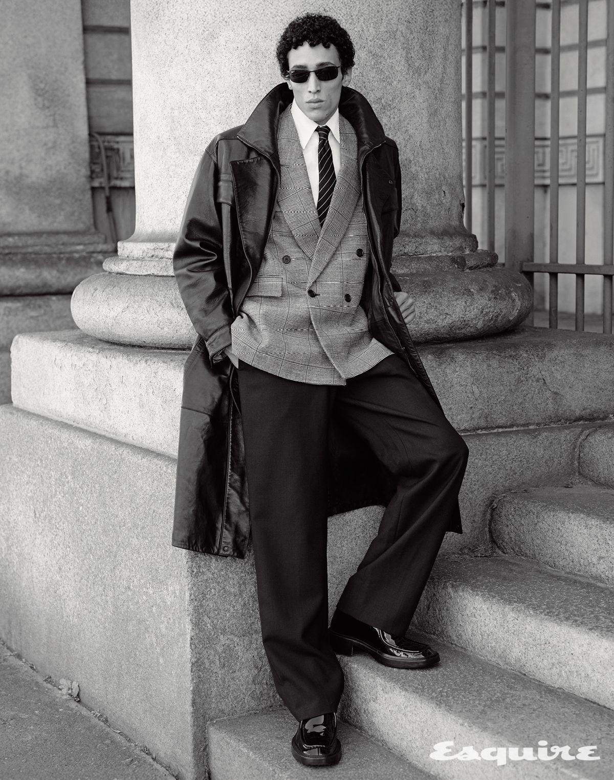 코트, 재킷, 셔츠, 팬츠, 슈즈, 타이 모두 생 로랑 by 안토니 바카렐로. 선글라스 레이밴.