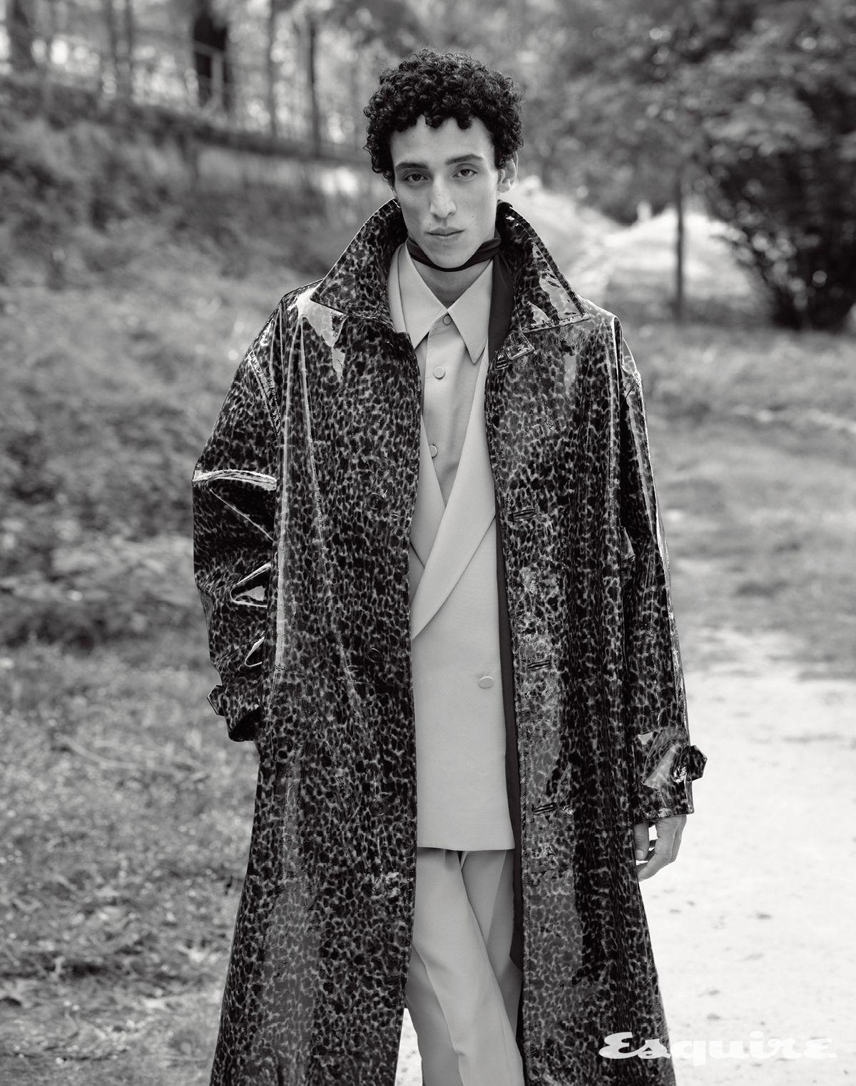 코트, 재킷, 셔츠, 팬츠 모두 구찌. 스카프 스타일리스트 소장품.