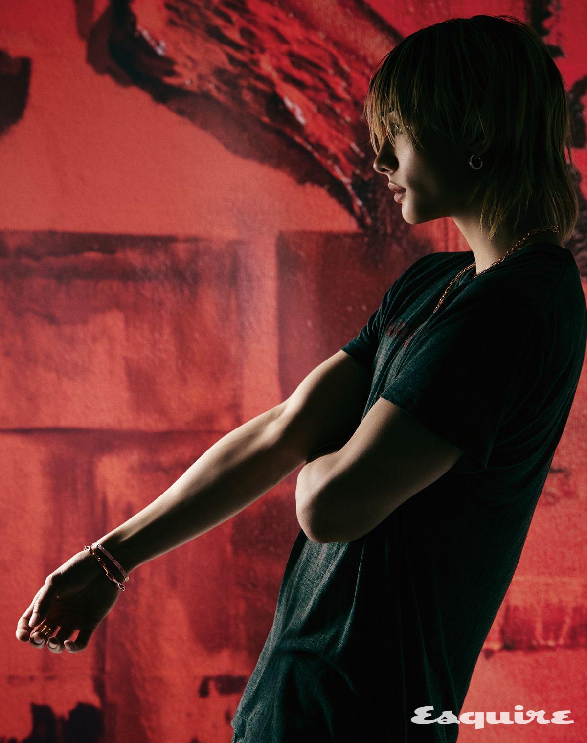 핑크 골드 산토스 드 까르띠에 브레이슬릿, 핑크 골드와 브릴리언트 컷 다이아몬드가 파베 세팅으로 조화를 이룬 LOVE 브레이슬릿(미디엄 모델), 중지에 낀 옐로 골드 LOVE 링(라지 모델), 핑크 골드 산토스 드 까르띠에 롱 네크리스(스몰 모델) 모두 까르띠에.