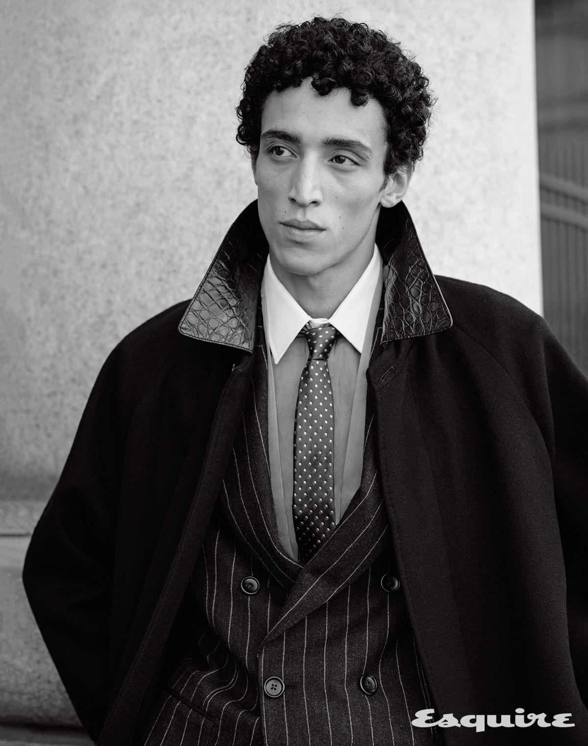 코트, 재킷, 셔츠, 타이 모두 톰 포드.