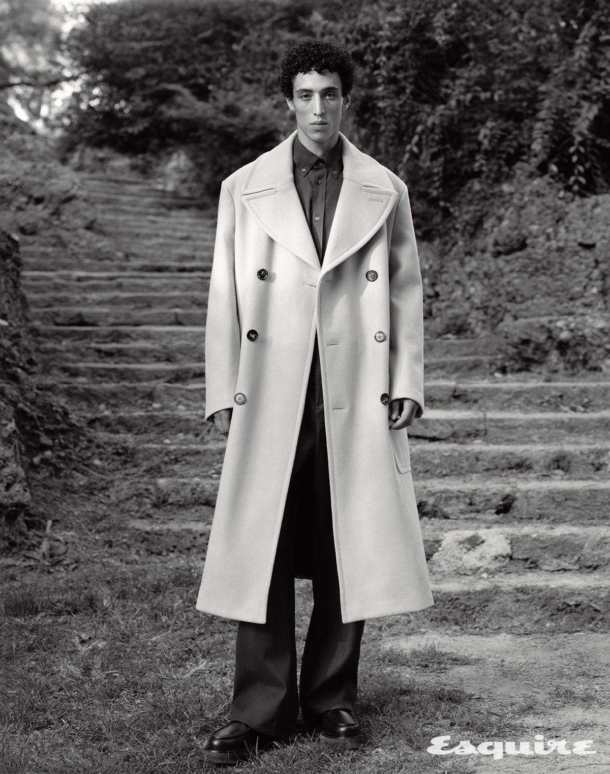 코트, 셔츠, 팬츠, 슈즈 모두 에르메스.