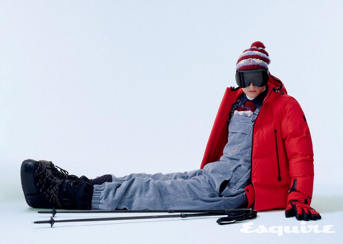 파카, 스웨터, 셔츠, 터틀넥 톱, 오버올, 스키 부츠, 비니, 고글, 글러브, 스키 폴 모두 몽클레르 그레노블. 