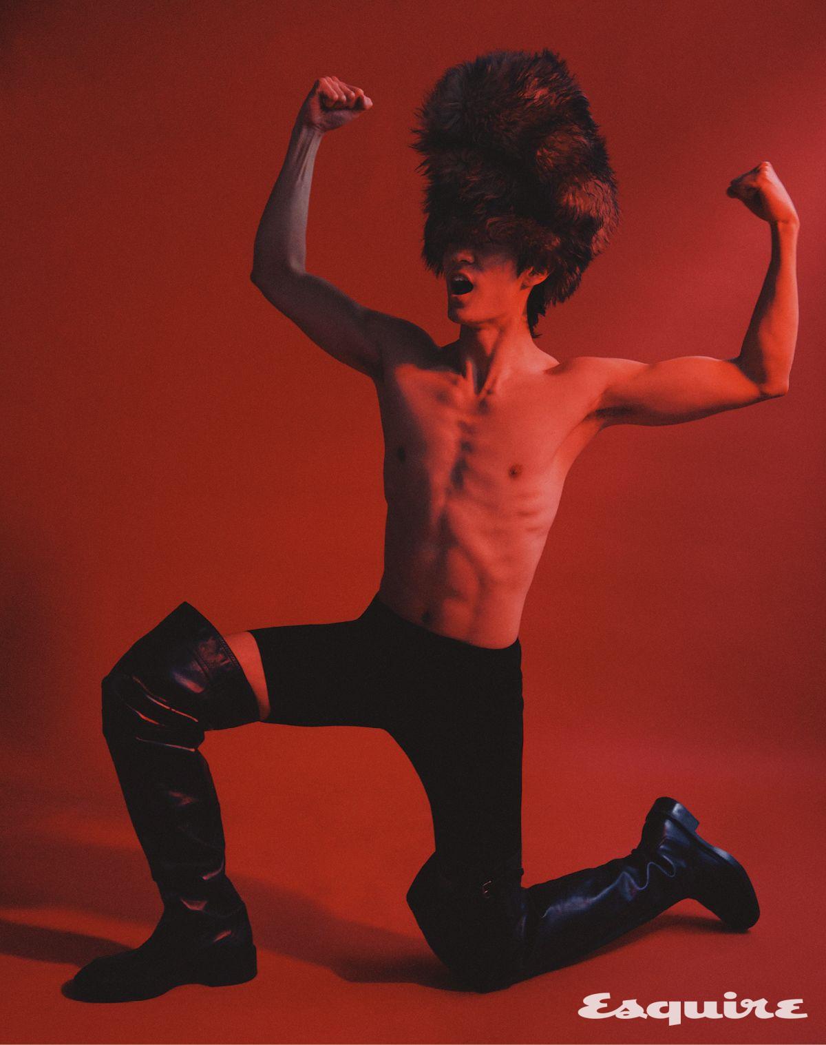 쇼츠 가격 미정 드리스 반 노튼. 오버 더 니 부츠 가격 미정 생 로랑 by 안토니 바카렐로. 퍼 해트 가격 미정 돌체앤가바나.