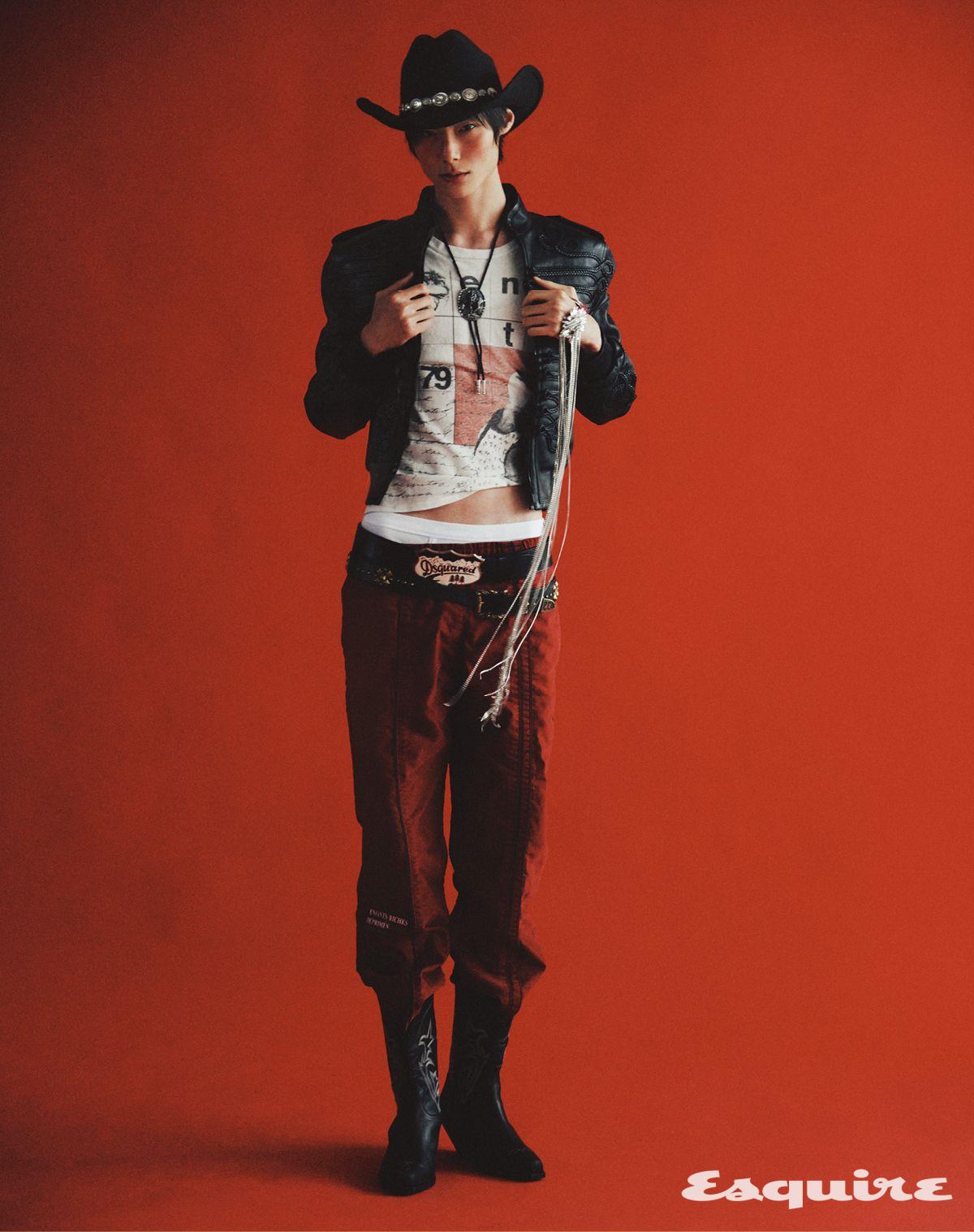 프로깅 엠브로이더리 레더 재킷 1070만원, 핸드 커프 가격 미정 모두 맥퀸. 프린트 티셔츠 129만원, 트랙 팬츠 405만원, 카우보이 부츠 439만원, 텍사스 세레나데 벨트 365만원 모두 앙팡 리쉬 데프리메. 카우보이 콘초 해트 17만9000원, 볼로 타이 5만9000원 모두 마칭드럼스. 빈티지 디스퀘어드 버클 벨트 가격 미정 벨앤누보.