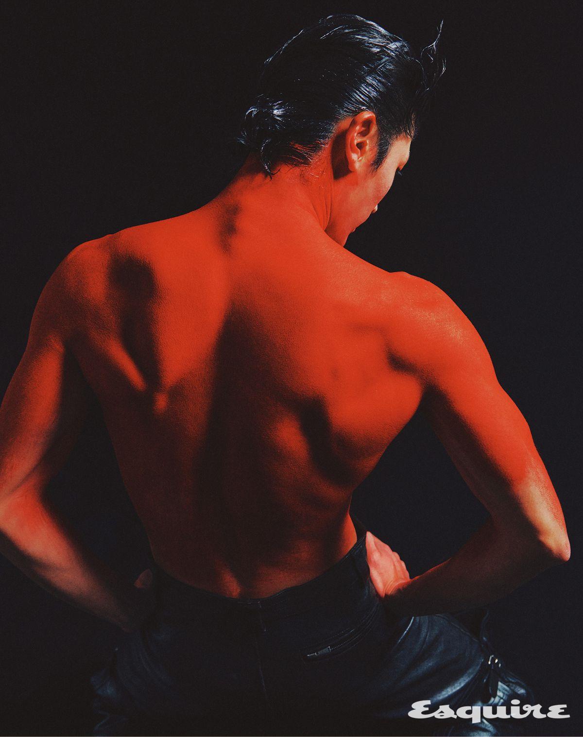 레더 팬츠, 오버 더 니 부츠 모두 가격 미정 생 로랑 by 안토니 바카렐로.