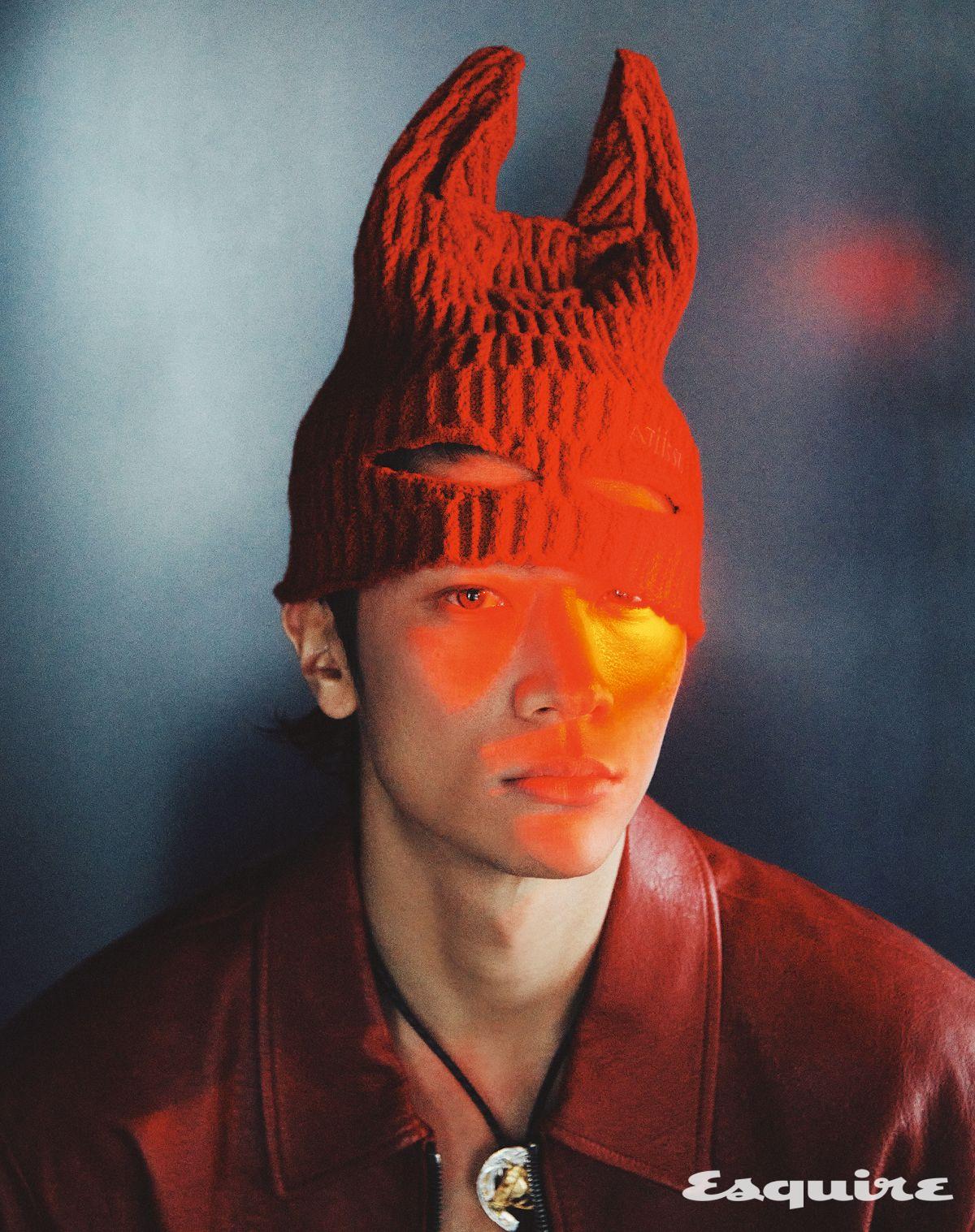 레더 재킷 128만원 렉토. 컷아웃 비니 11만8000원 어티슈. 말발굽 모티브 볼로 타이 5만6000원 마칭드럼스.