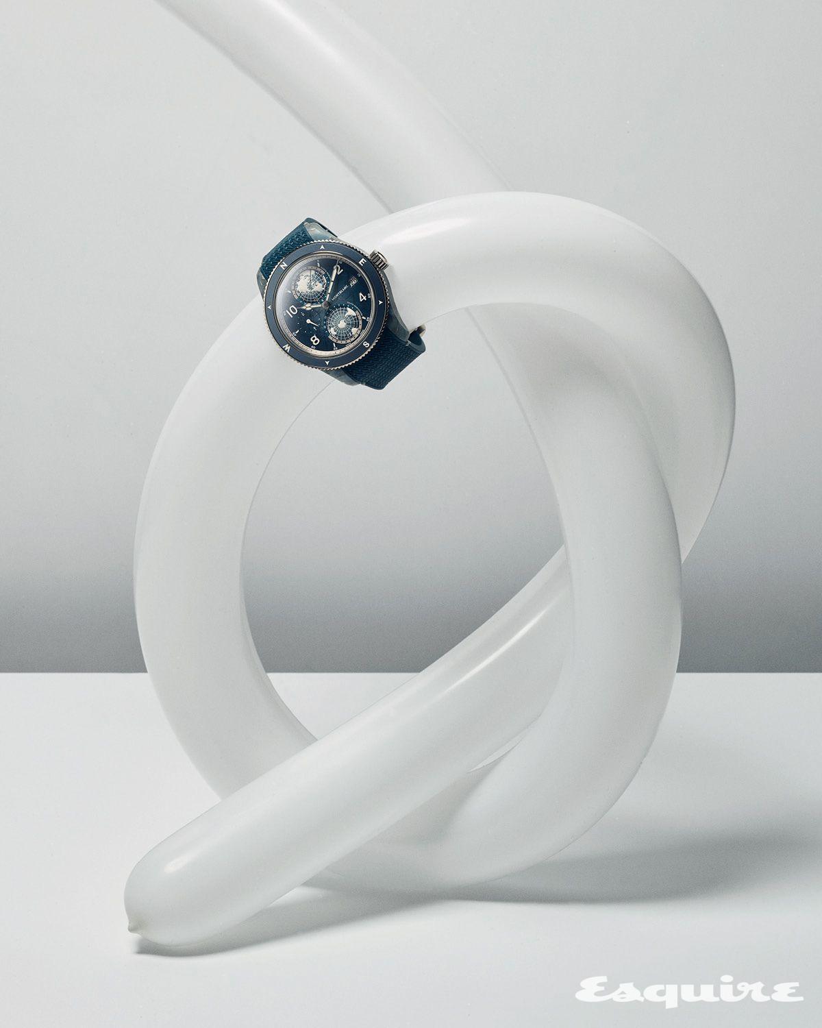 43.5mm 티타늄 케이스와 러버 스트랩의 몽블랑 1858 지오스피어 제로 옥시젠 마운트 빈슨 리미티드 에디션.