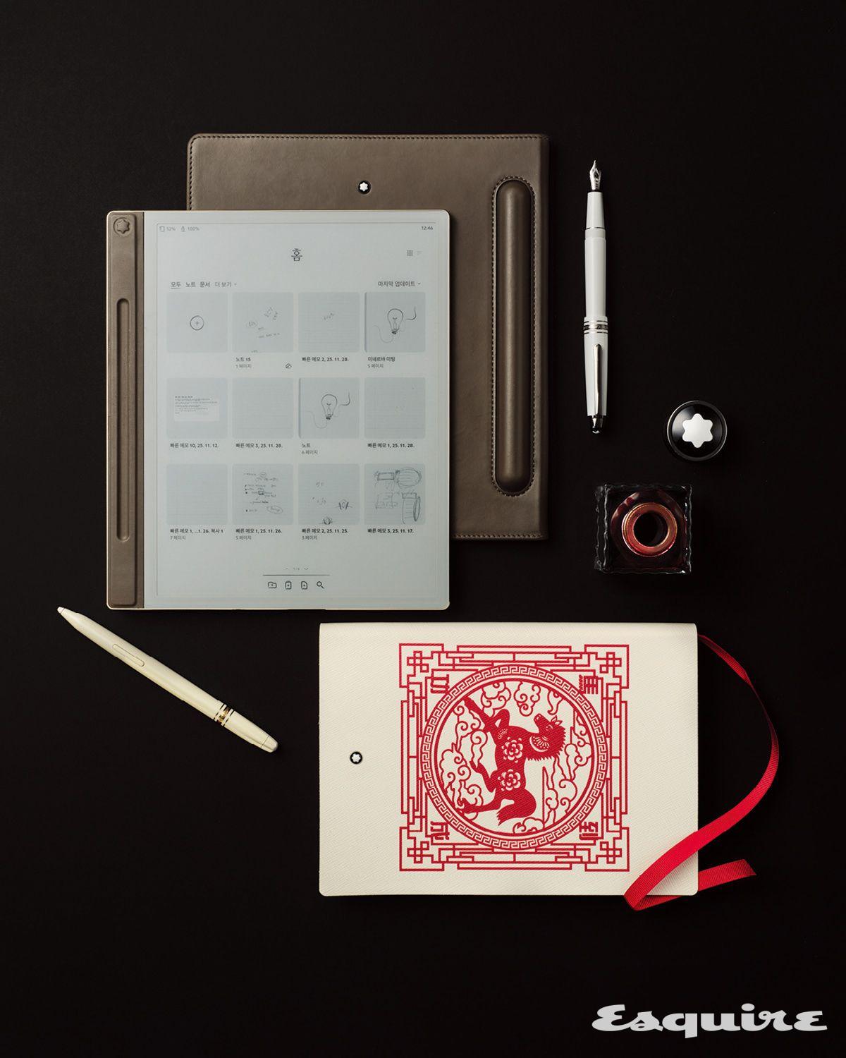 (왼쪽 위부터 시계 방향으로) 디지털 페이퍼 엘릭서 골드 122만원, 디지털 페이퍼 폴리오 매스틱 28만원, 마이스터스튁 화이트 클래식 만년필 129만원, 레전드 오브 조디악 홀스 레드 잉크 50ml 7만원, 레전드 오브 조디악 홀스 유선 노트 13만원 모두 몽블랑.