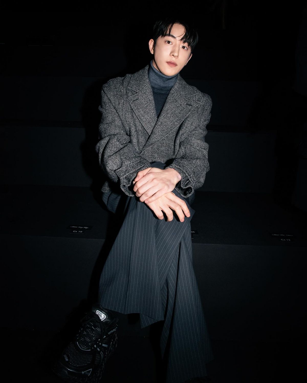 그라데이션 터틀넥으로 세련된 무드를 연출한 남주혁 / 출처 인스타그램 @skawngur