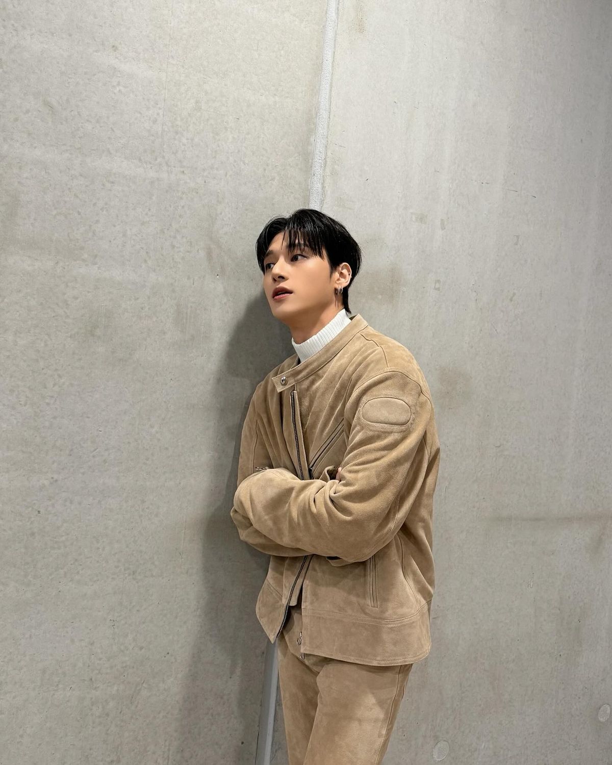 하프넥 터틀넥으로 캐주얼한 무드를 살린 우영 / 출처 인스타그램 @wooyounggg__